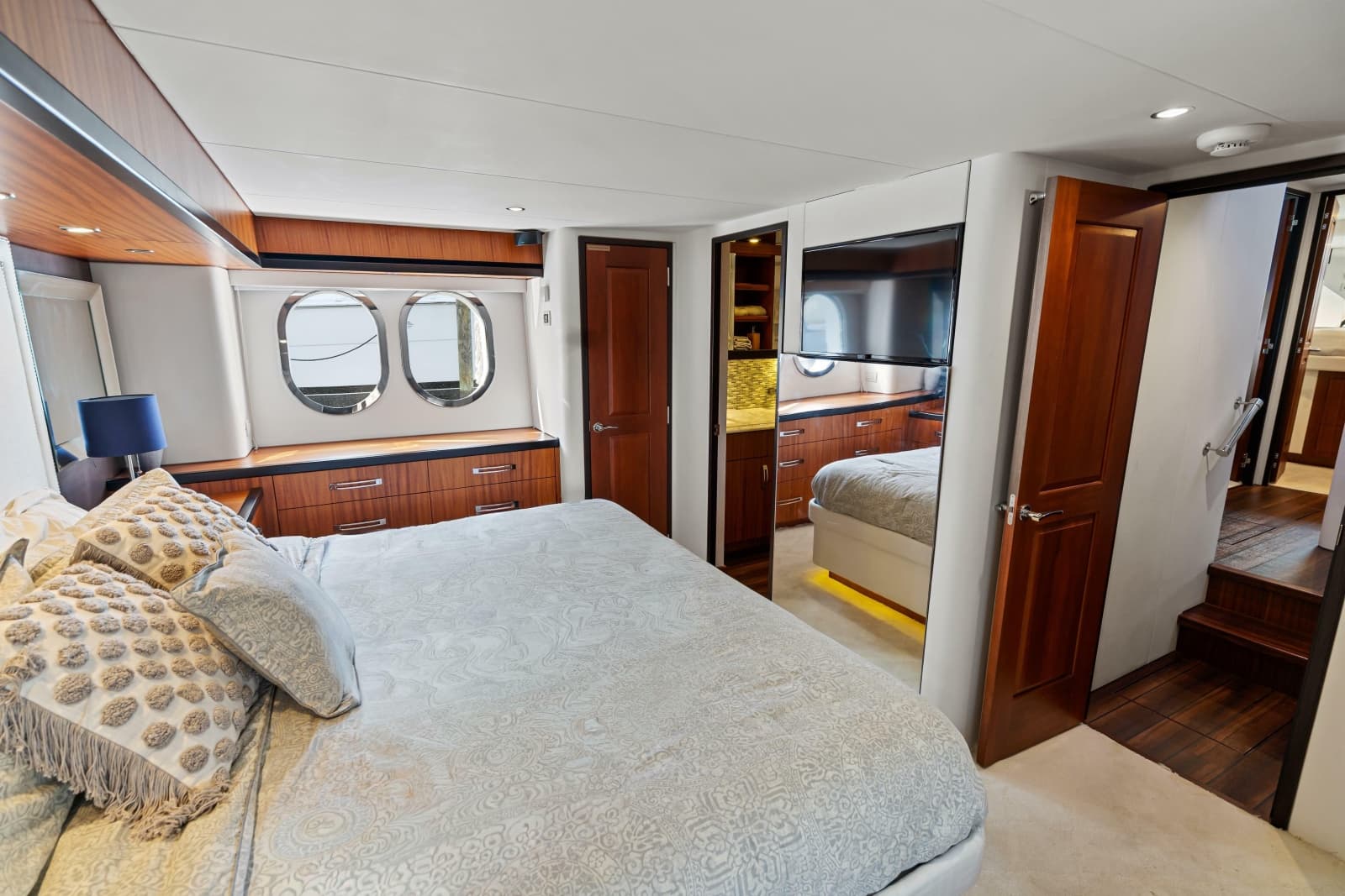 2013 Hatteras 60 Motor Yacht - Photo 39