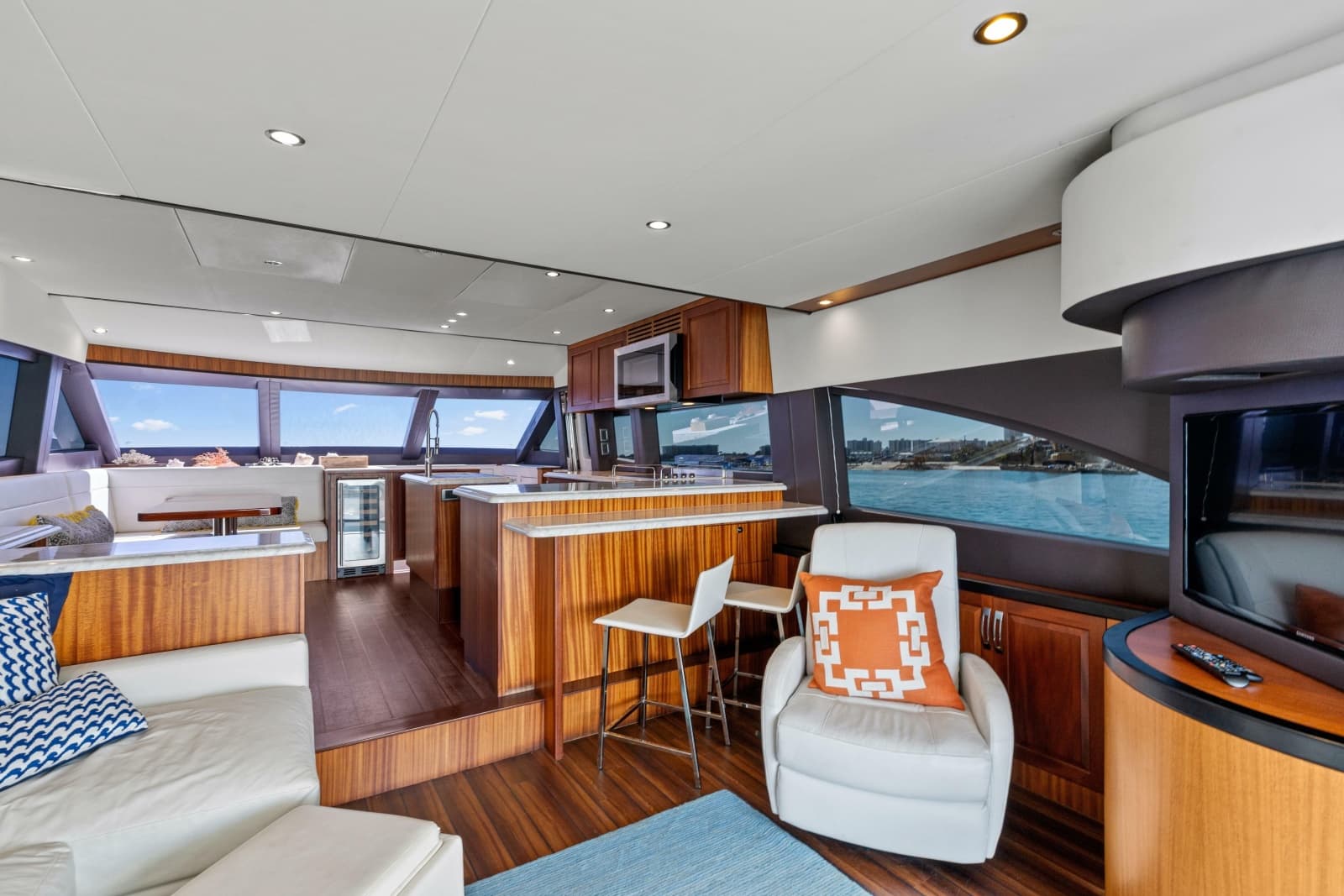 2013 Hatteras 60 Motor Yacht - Photo 12