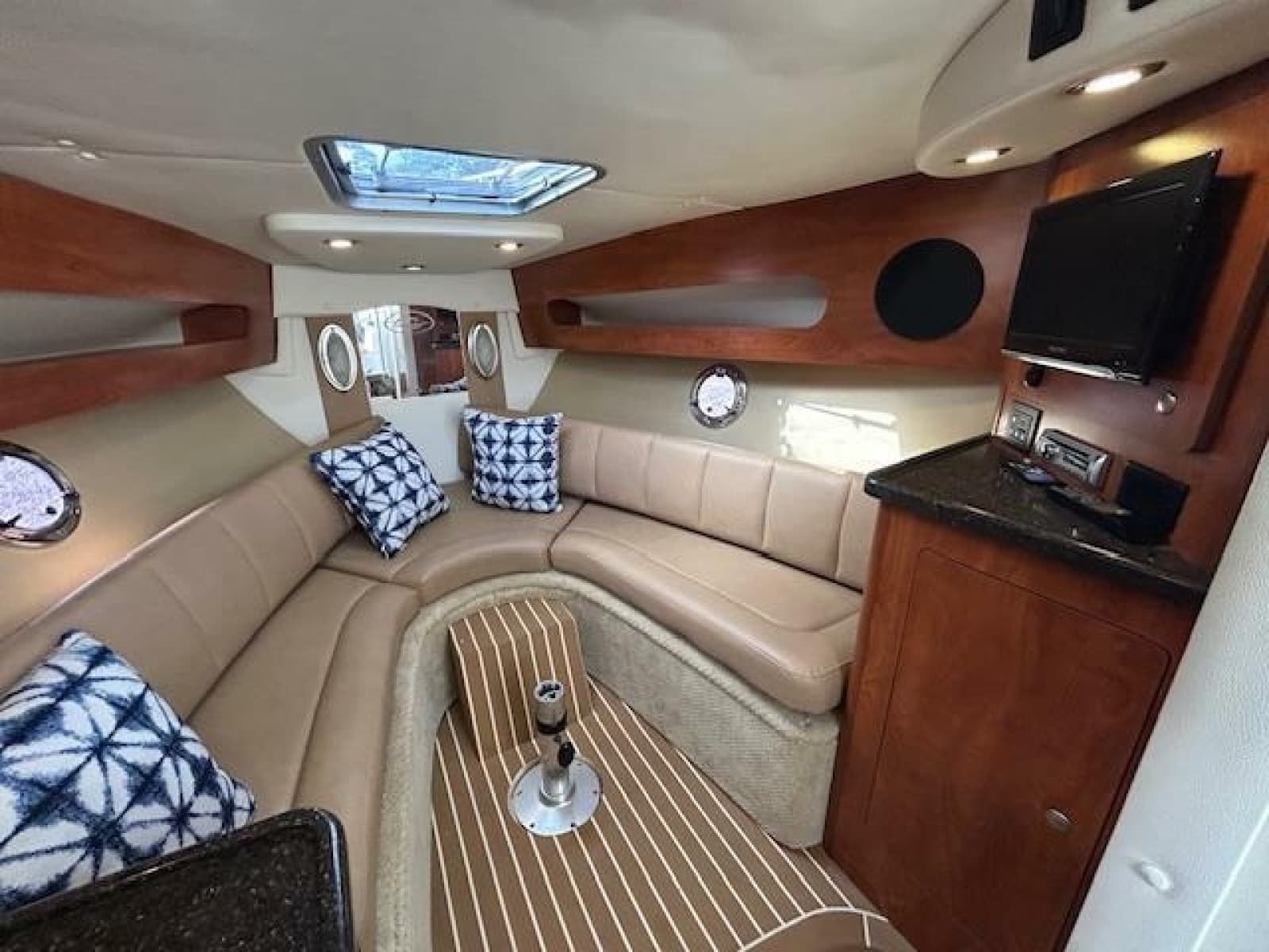 2013 Rinker 290 Express Cruiser - Photo 16