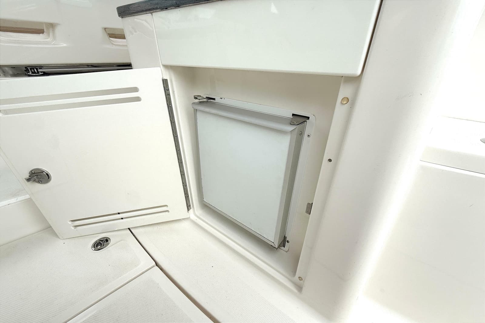 2013 Sea Ray Sundancer 350 - Photo 10