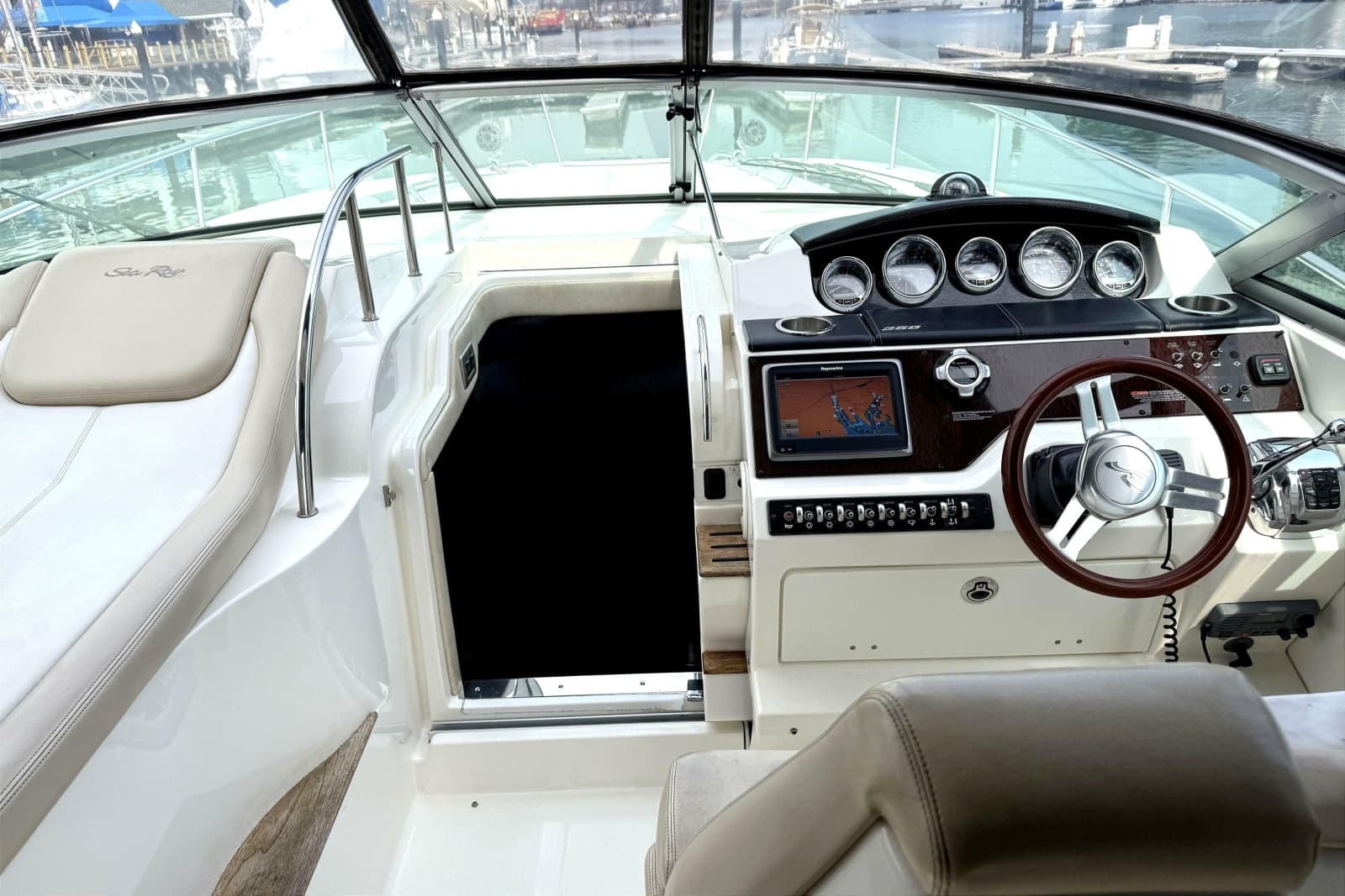 2013 Sea Ray Sundancer 350 - Photo 11