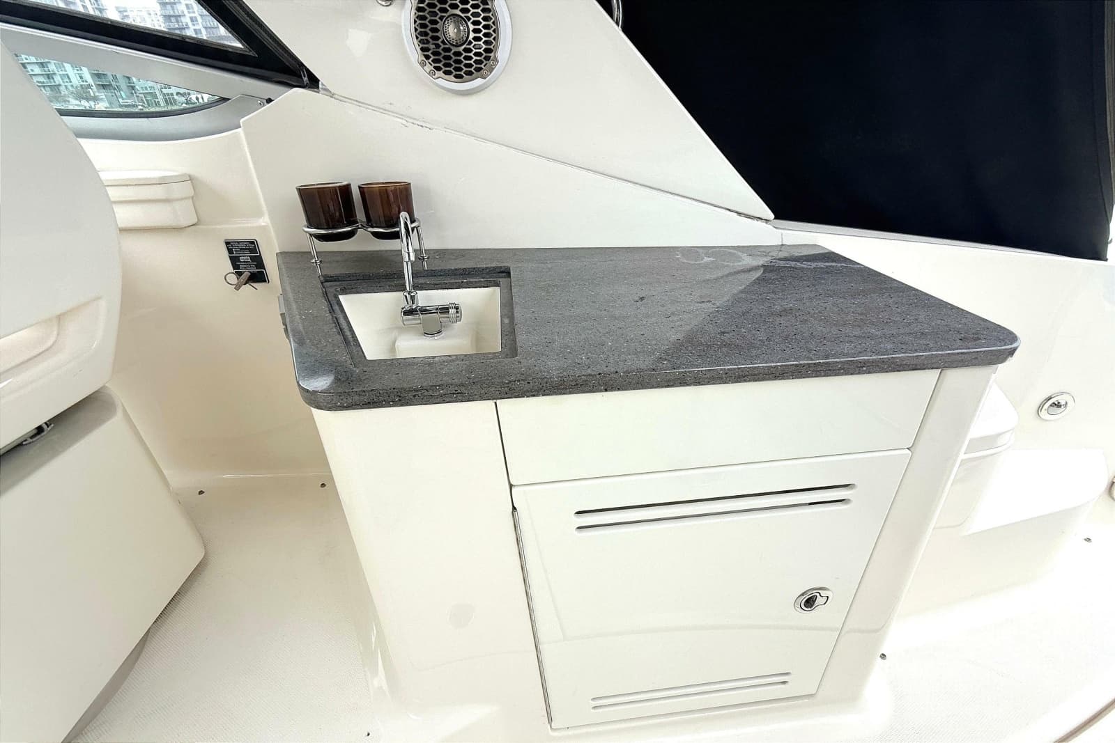 2013 Sea Ray Sundancer 350 - Photo 9