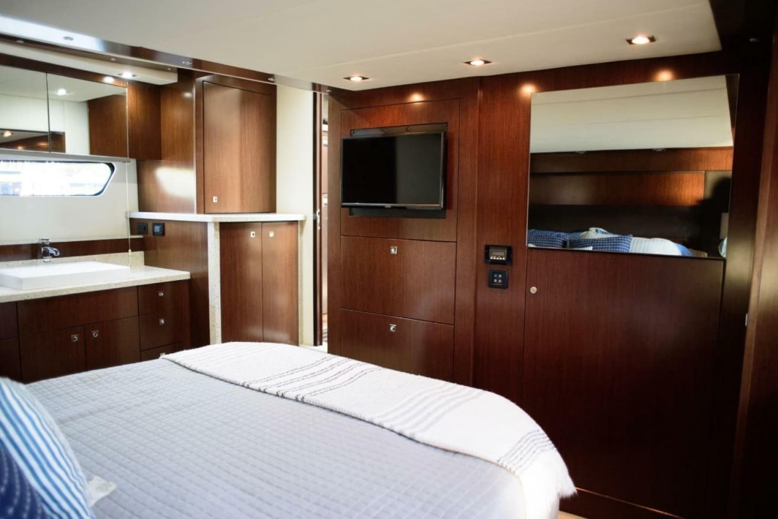 2012 Cruisers Yachts 48 Cantius - Photo 35