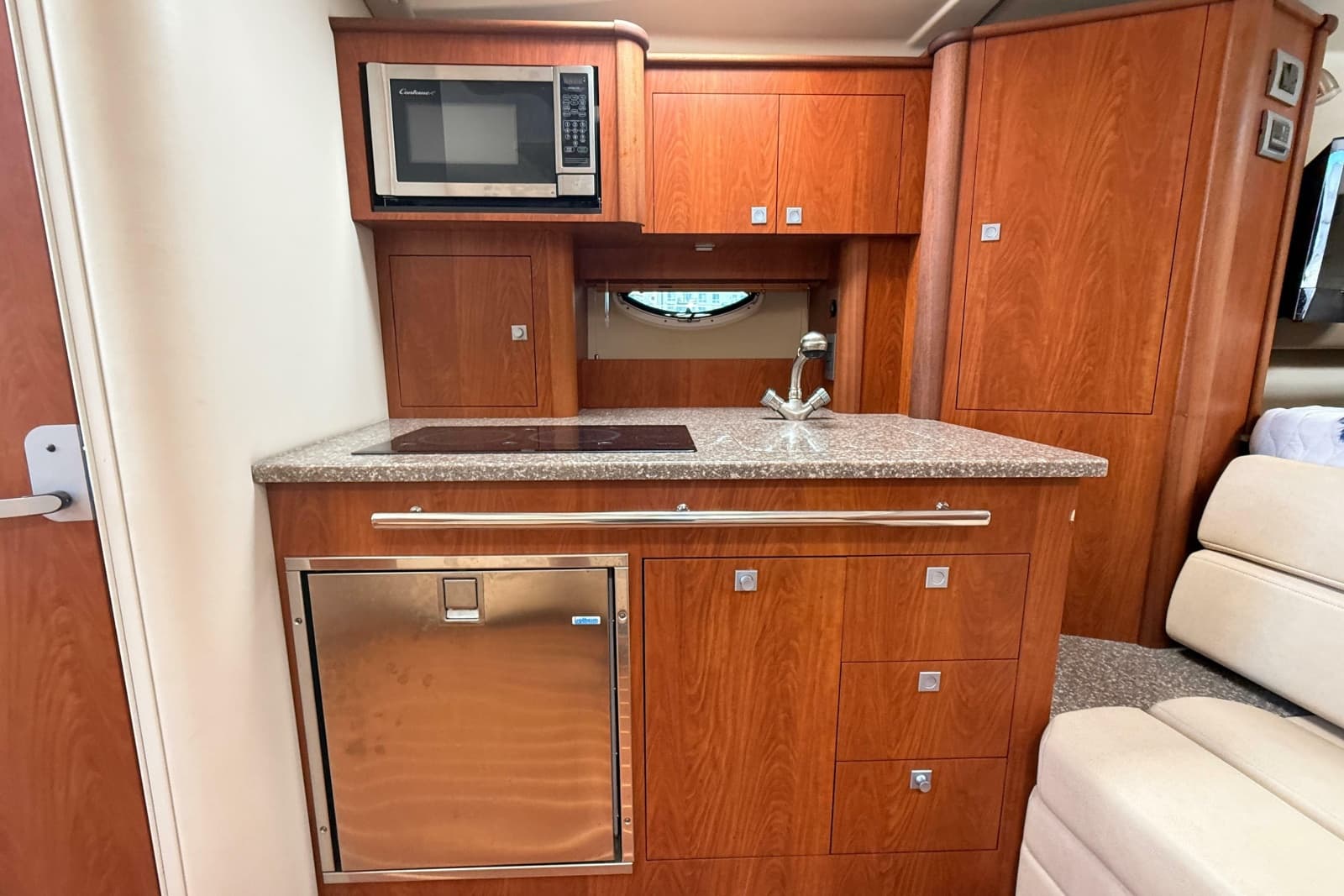 2011 Monterey 320 Sport Yacht - Photo 17