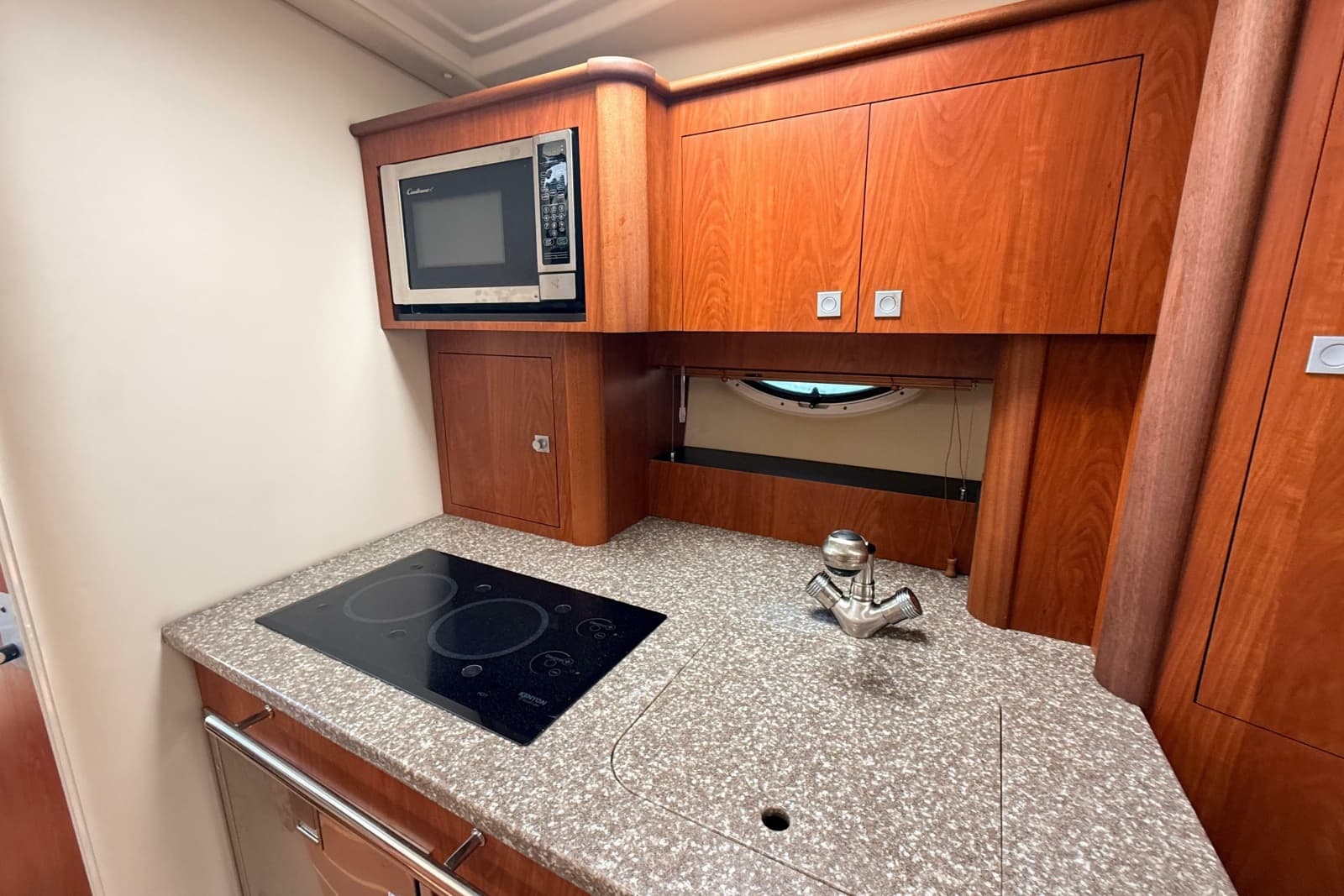 2011 Monterey 320 Sport Yacht - Photo 18