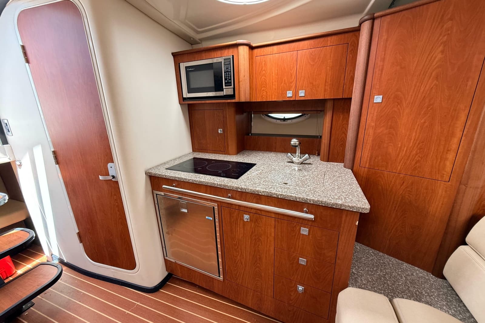 2011 Monterey 320 Sport Yacht - Photo 16