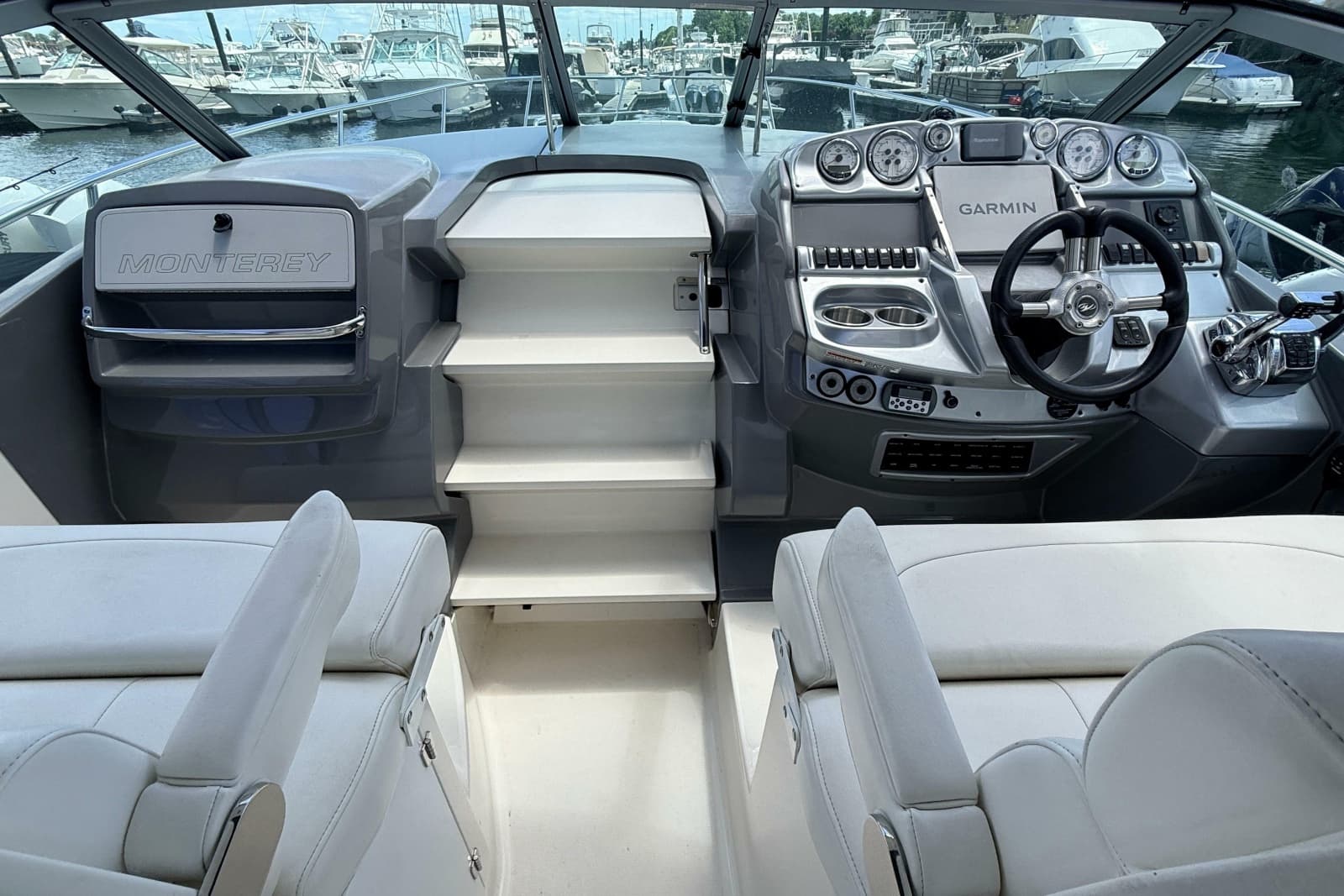 2011 Monterey 320 Sport Yacht - Photo 5