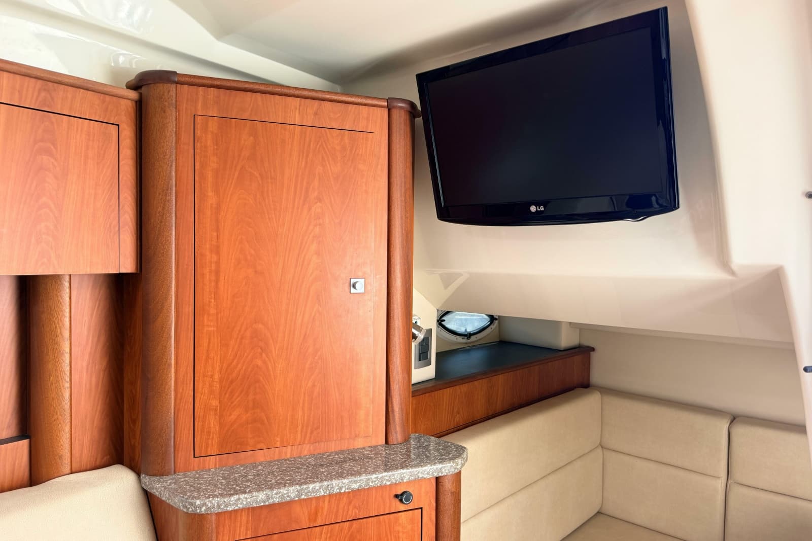 2011 Monterey 320 Sport Yacht - Photo 24