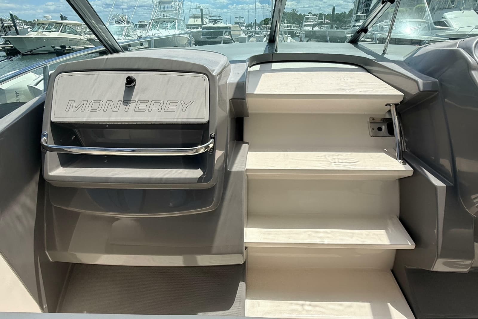 2011 Monterey 320 Sport Yacht - Photo 11