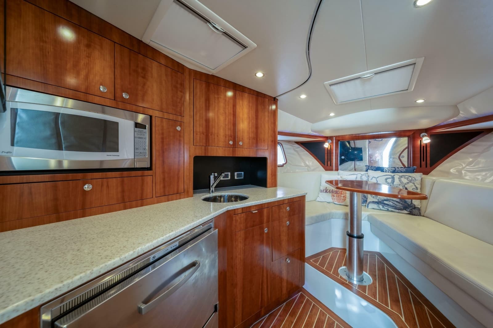 2011 SeaVee 430 Sportfish Express - Photo 23