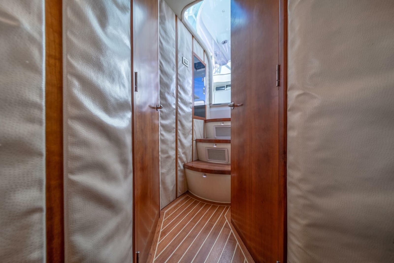 2011 SeaVee 430 Sportfish Express - Photo 22