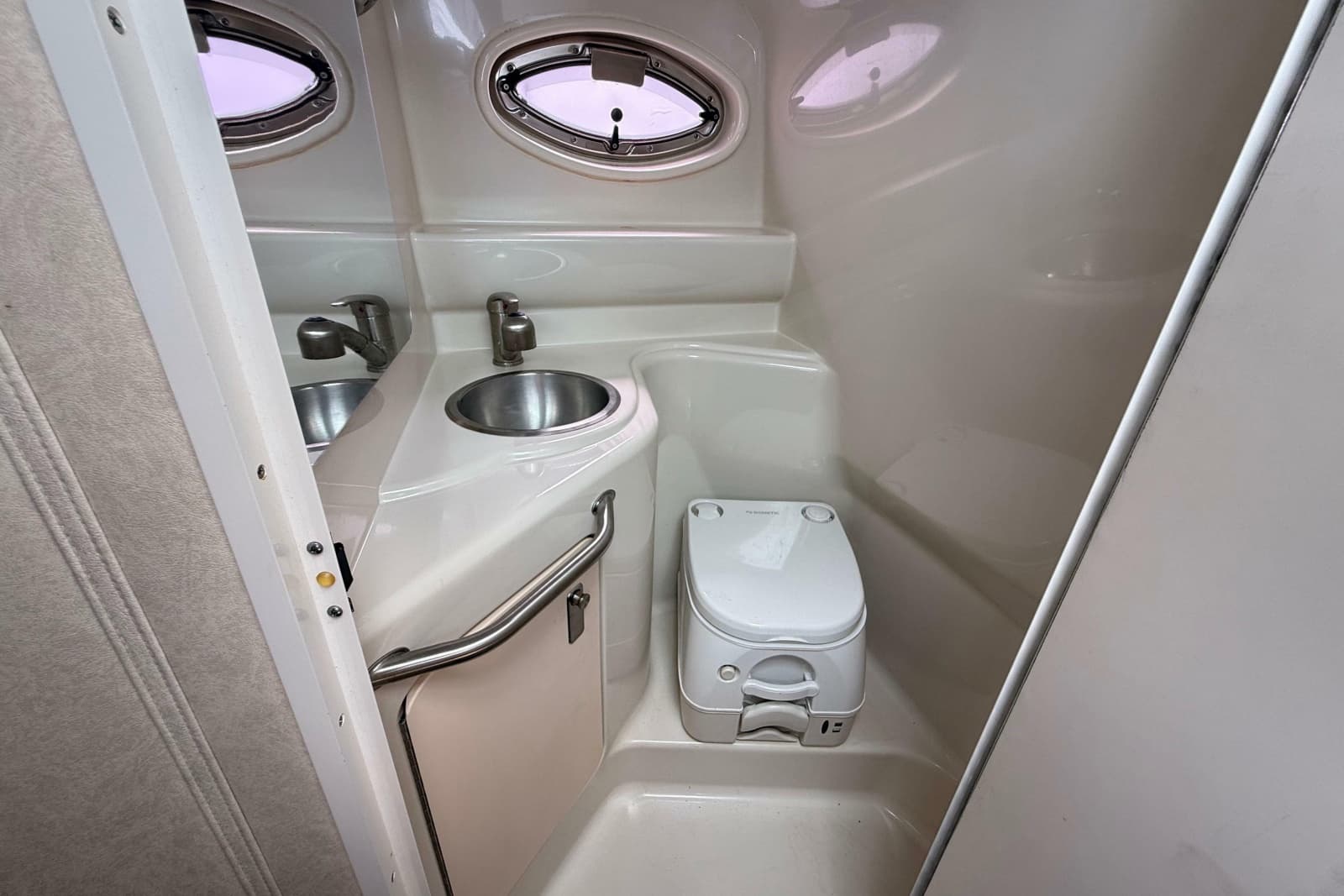 2010 Sea Ray 240 Sundancer - Photo 21