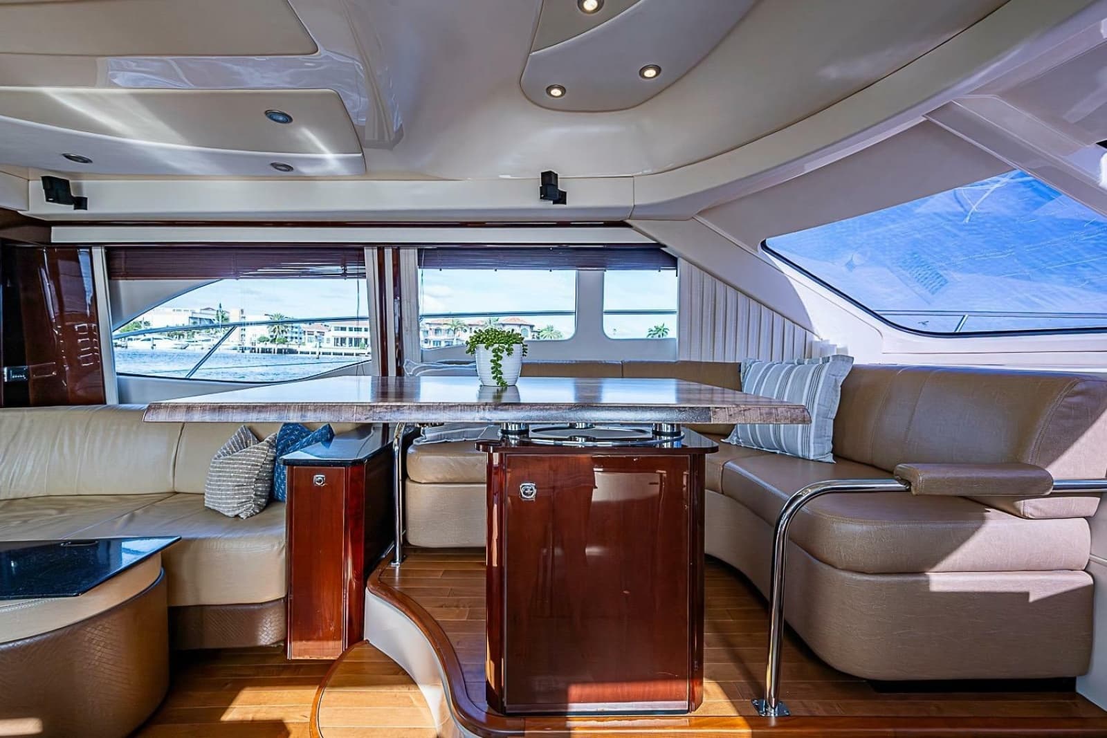 2010 Sea Ray 520 Sedan Bridge - Photo 43