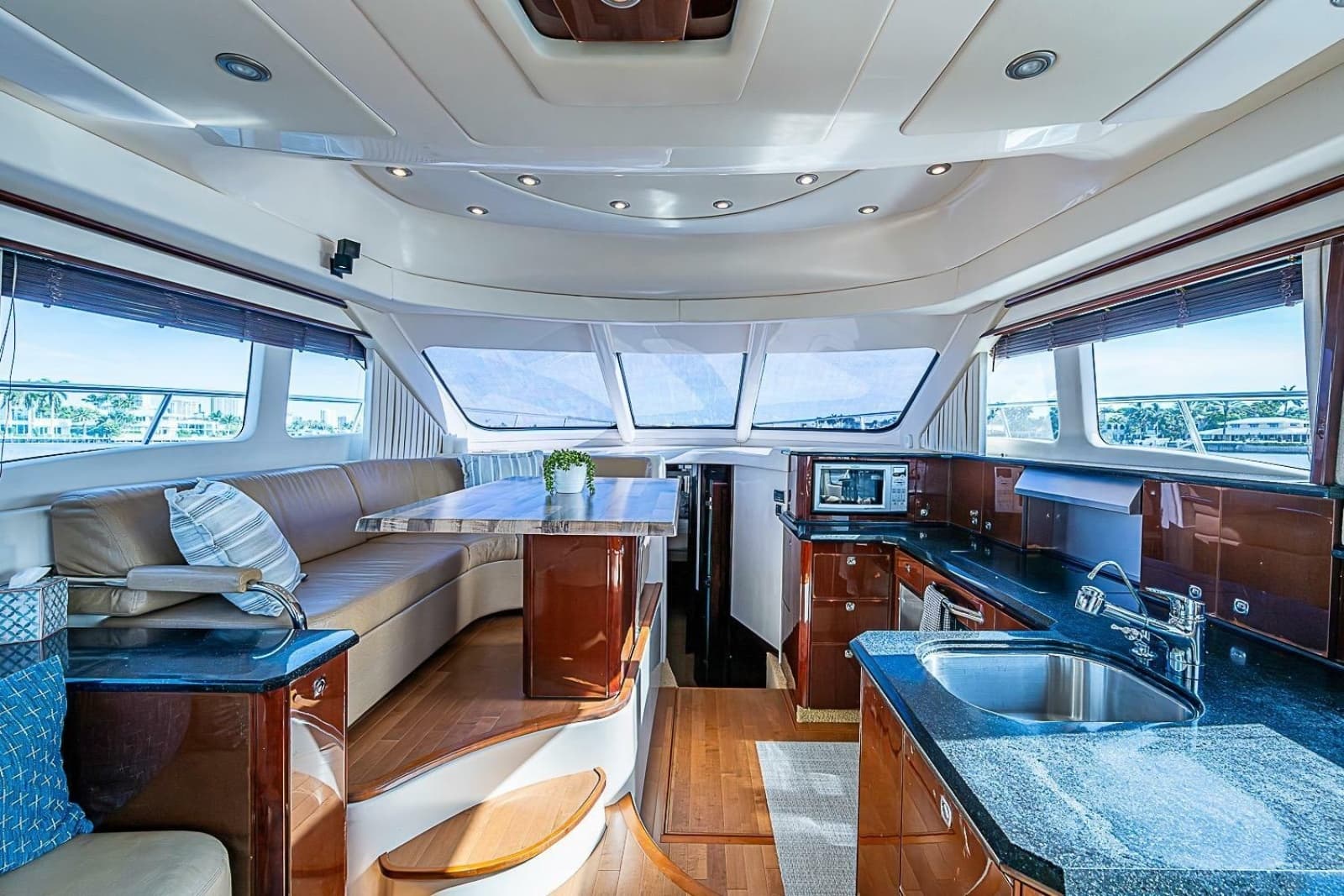 2010 Sea Ray 520 Sedan Bridge - Photo 38