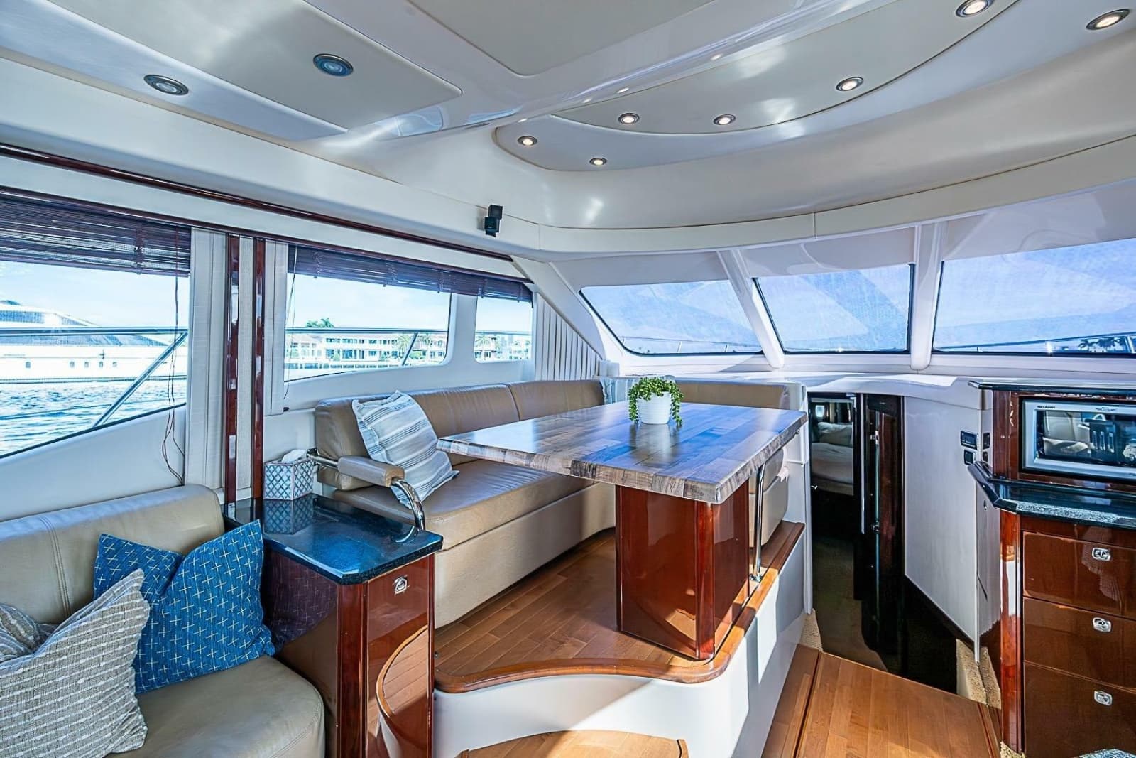 2010 Sea Ray 520 Sedan Bridge - Photo 47