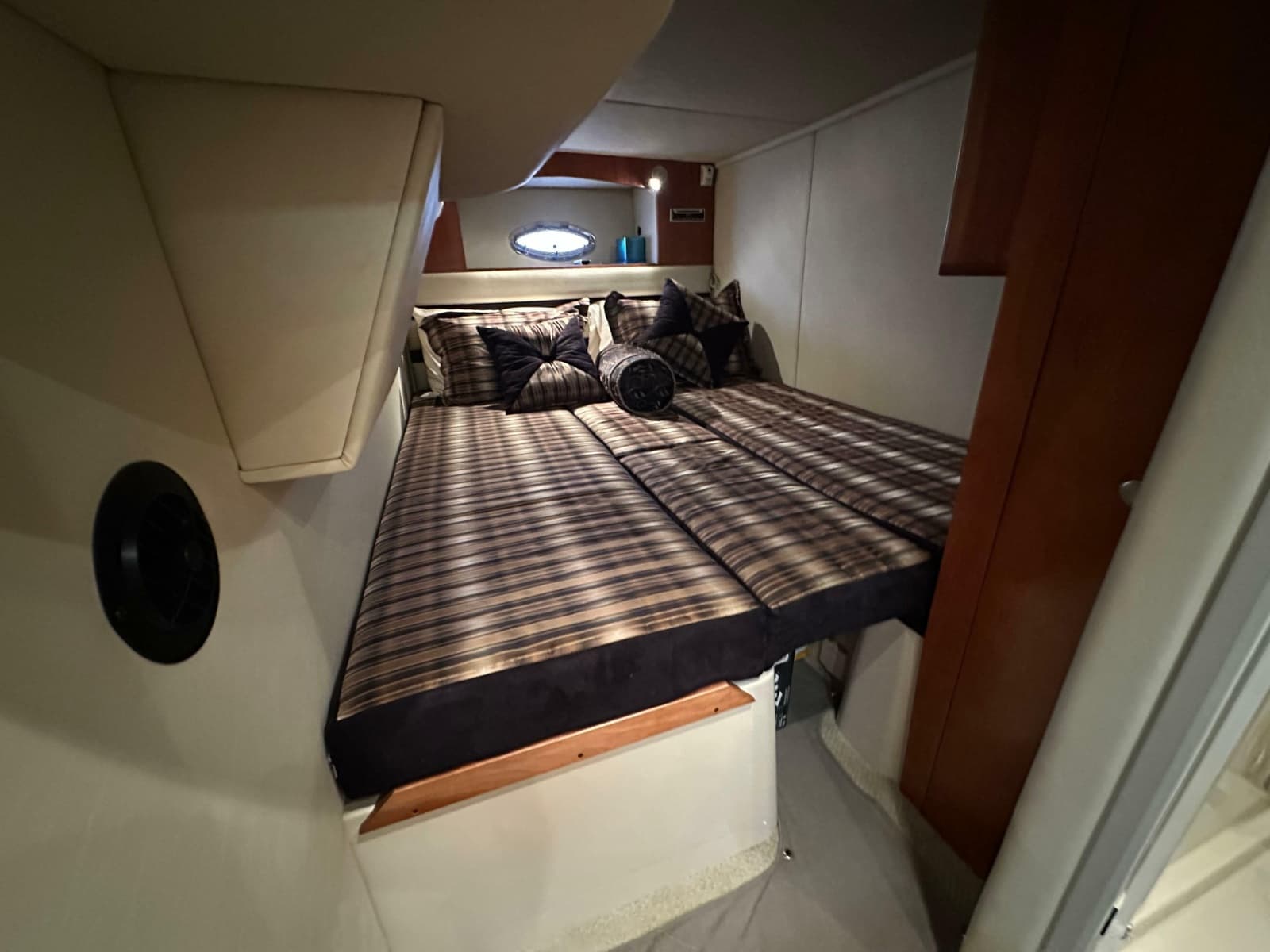 2009 Cruisers Yachts 420 Sports Coupe - Photo 34