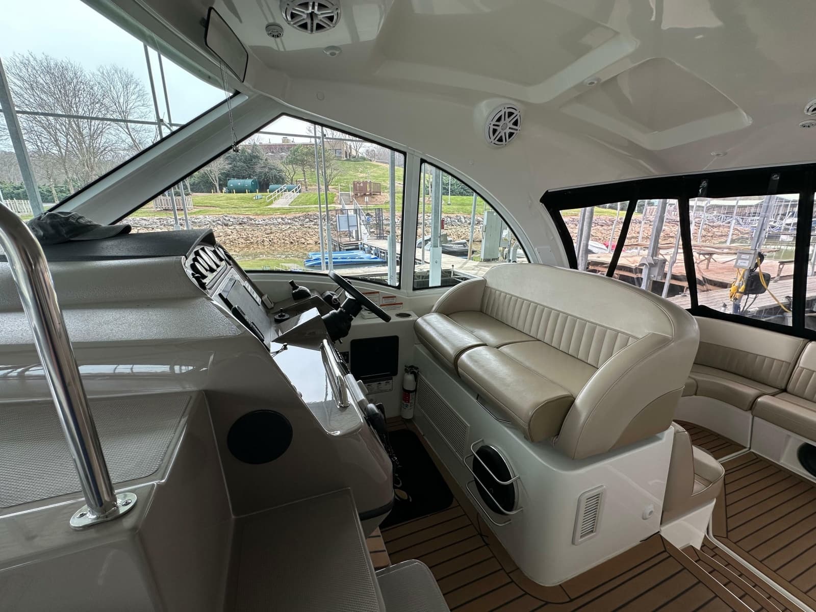 2009 Cruisers Yachts 420 Sports Coupe - Photo 28