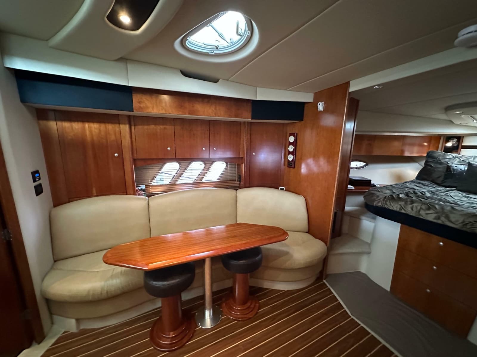 2009 Cruisers Yachts 420 Sports Coupe - Photo 30