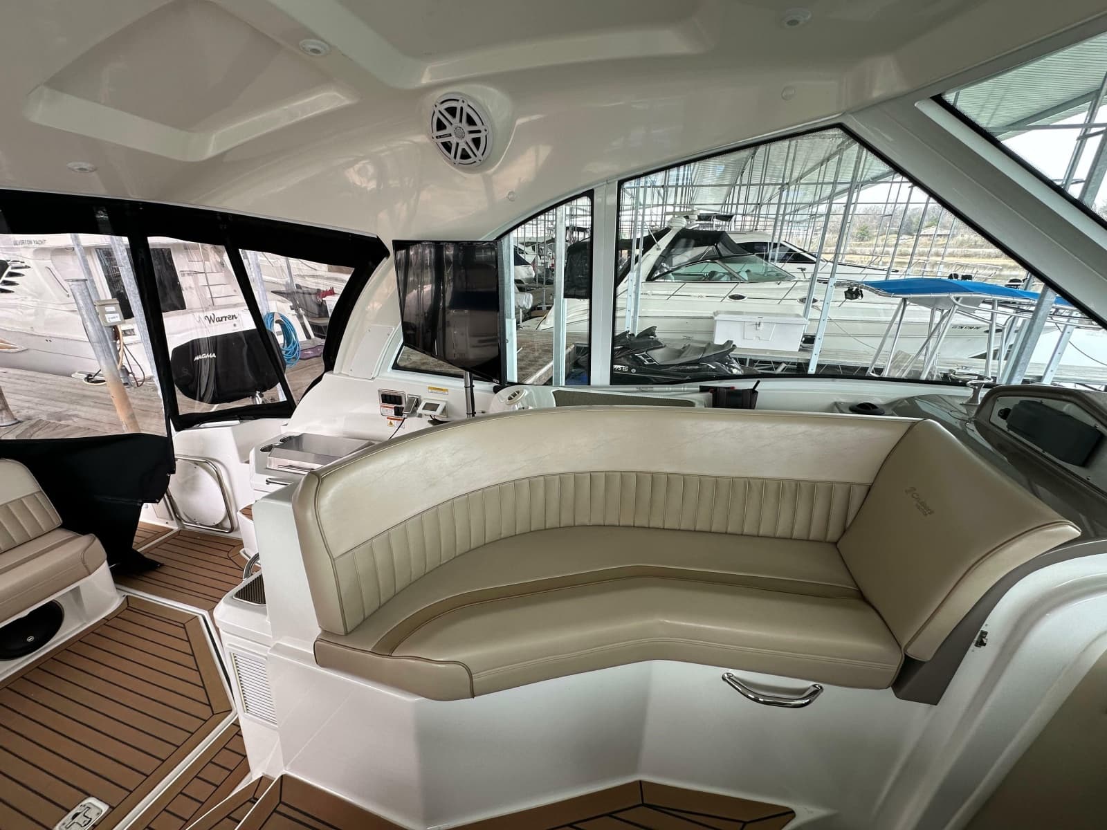 2009 Cruisers Yachts 420 Sports Coupe - Photo 24