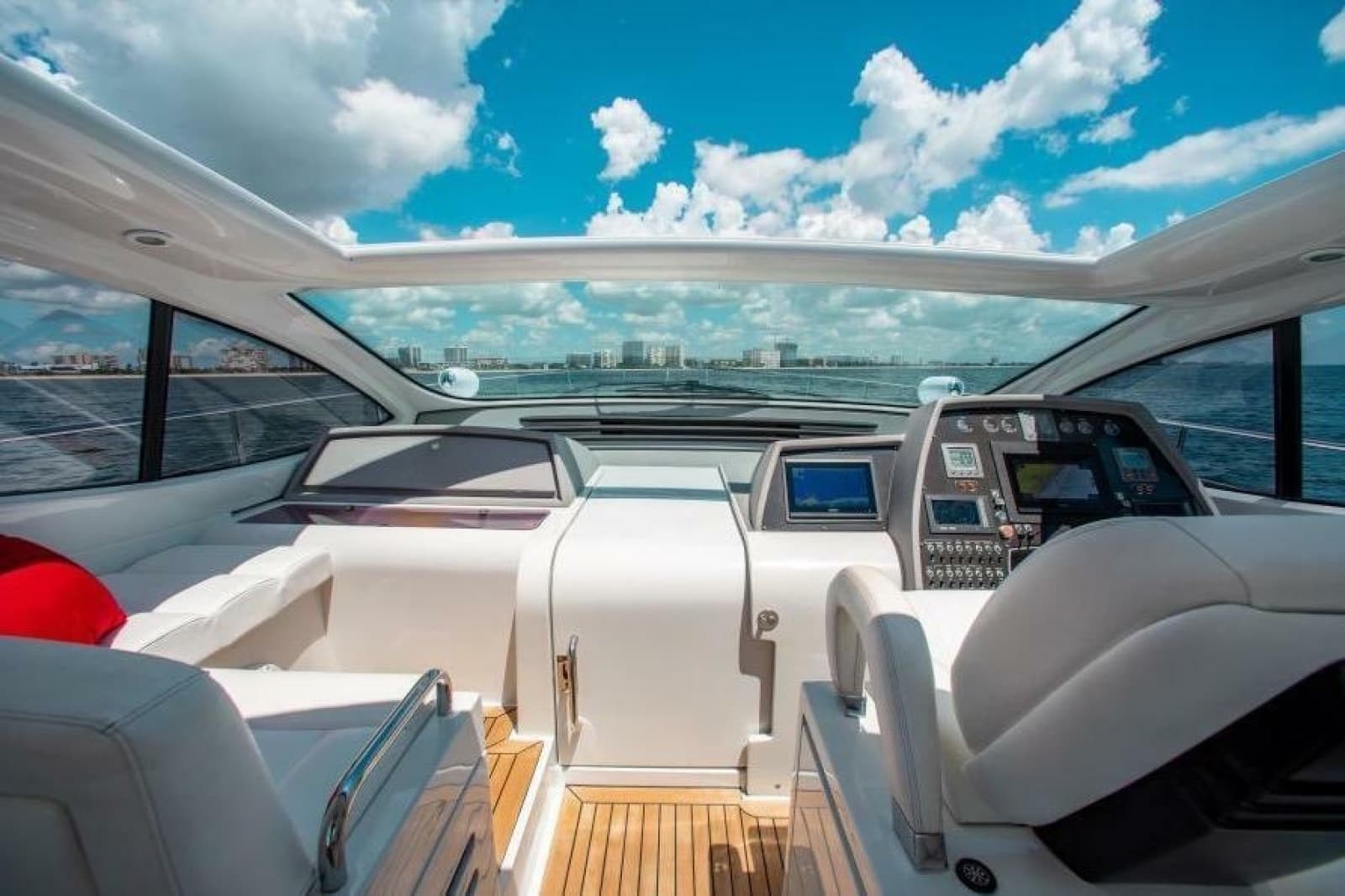 2007 Pershing 56 - Photo 8