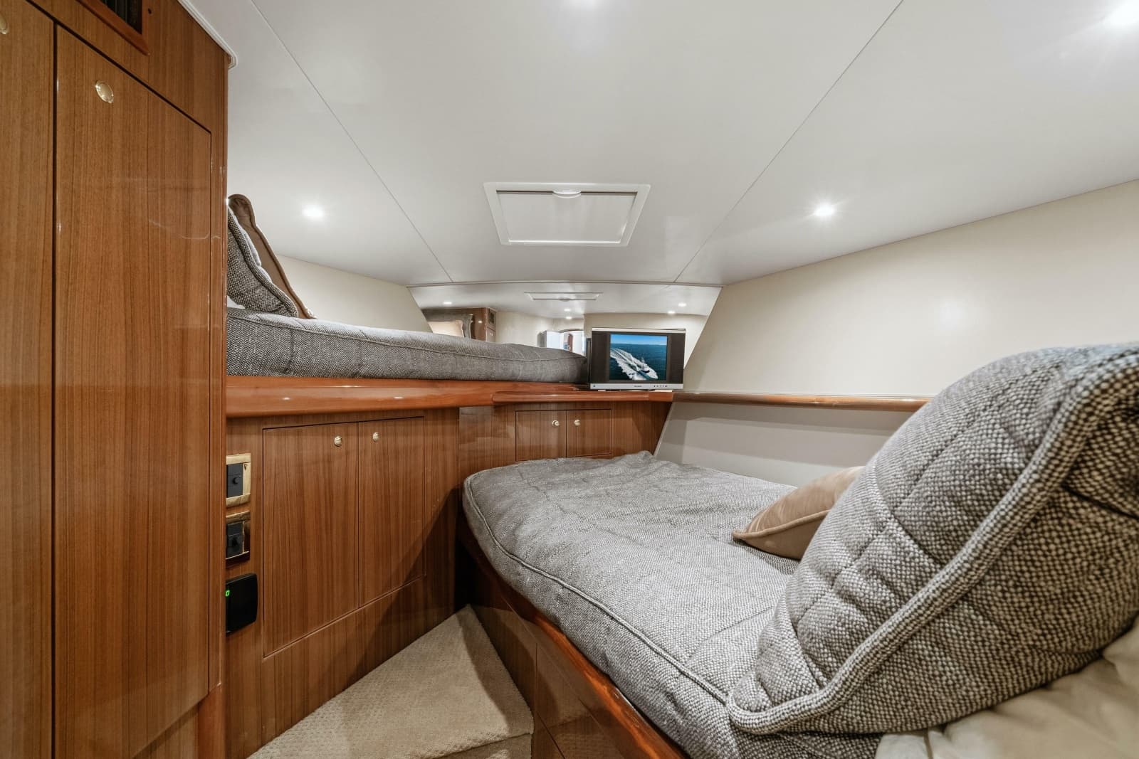 2007 Viking 56 Convertible - Photo 27