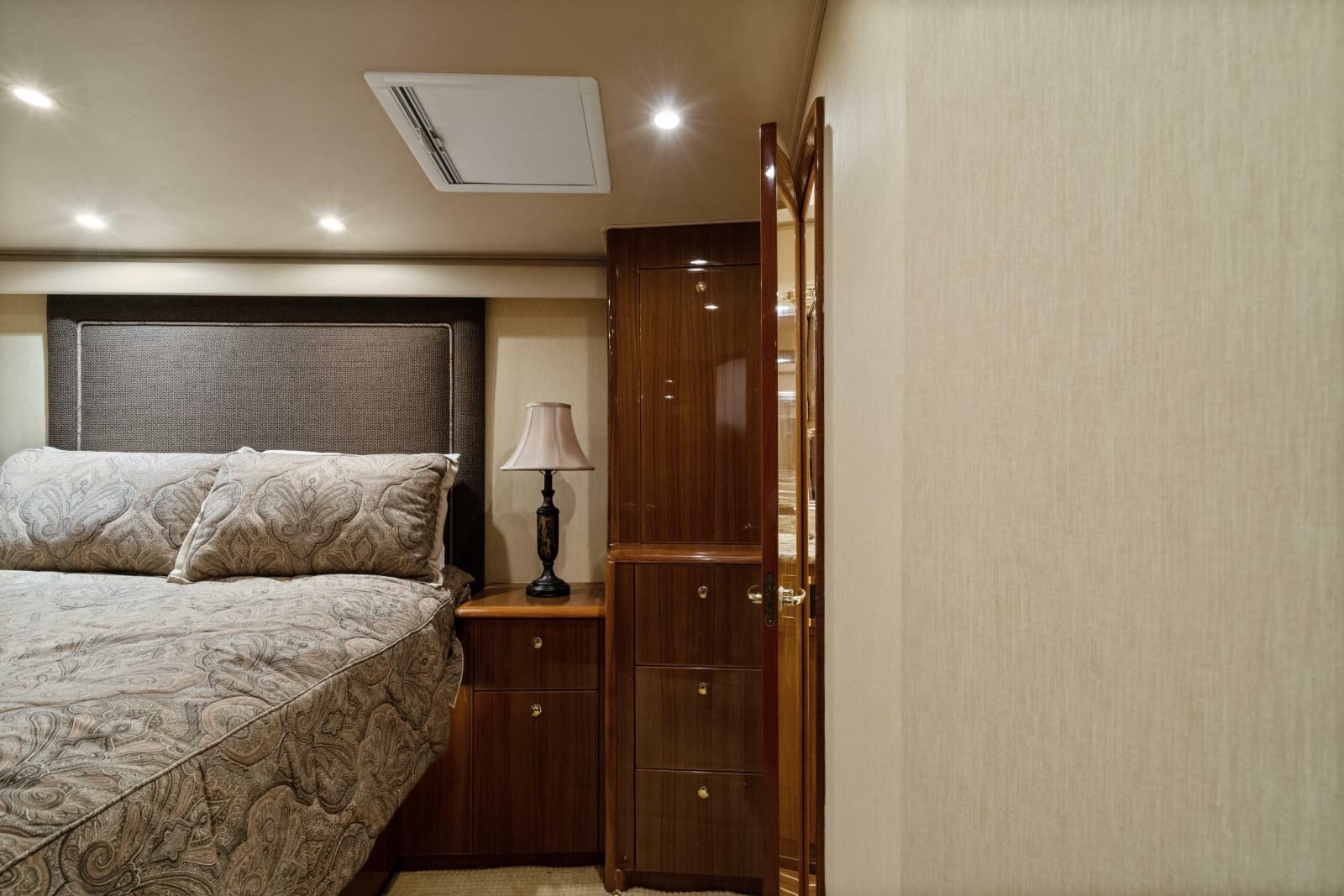 2007 Viking 56 Convertible - Photo 29