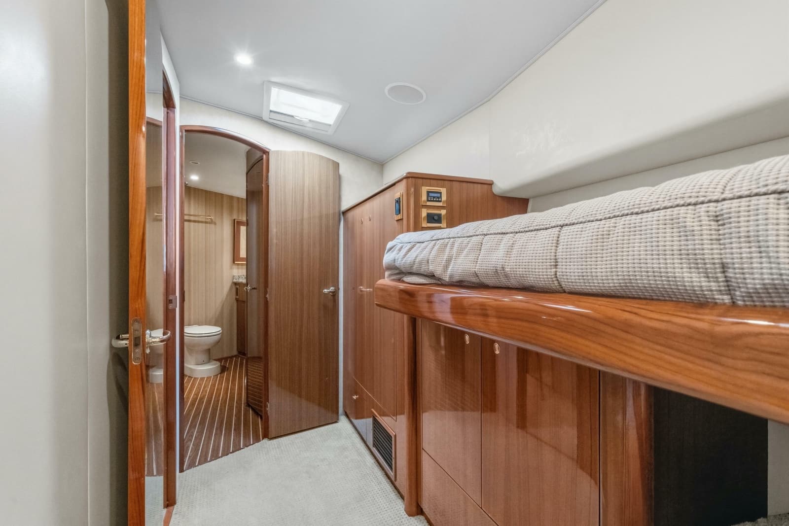 2007 Viking 56 Convertible - Photo 20