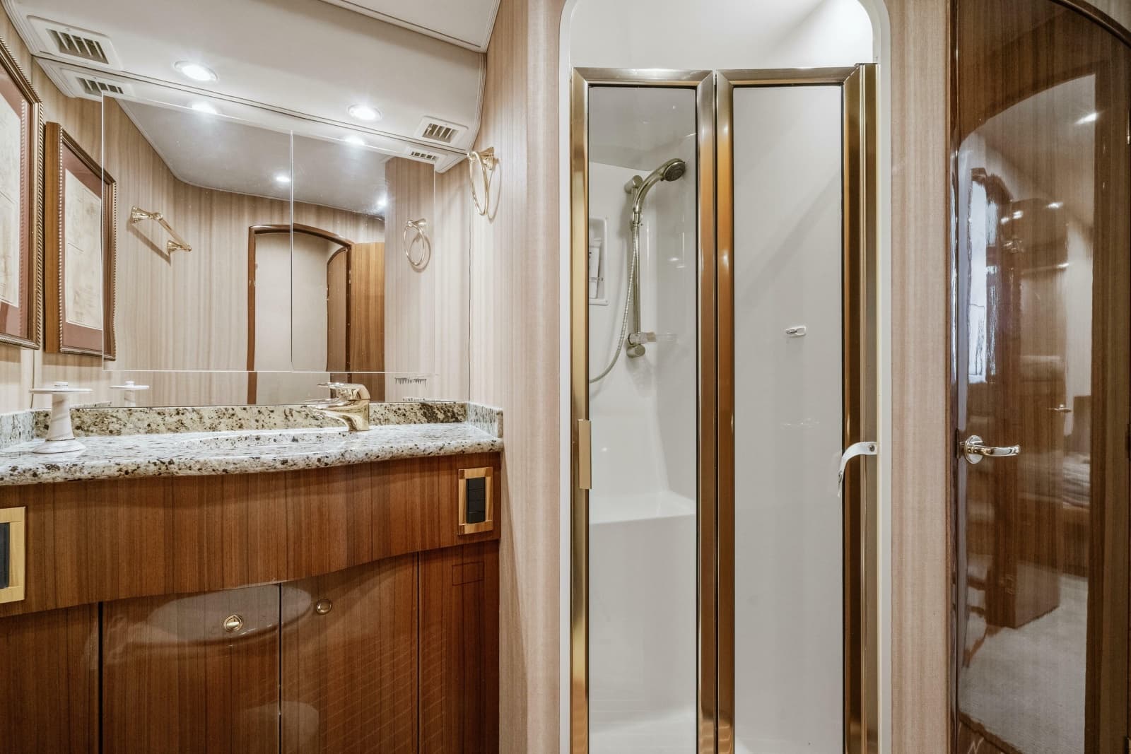 2007 Viking 56 Convertible - Photo 23