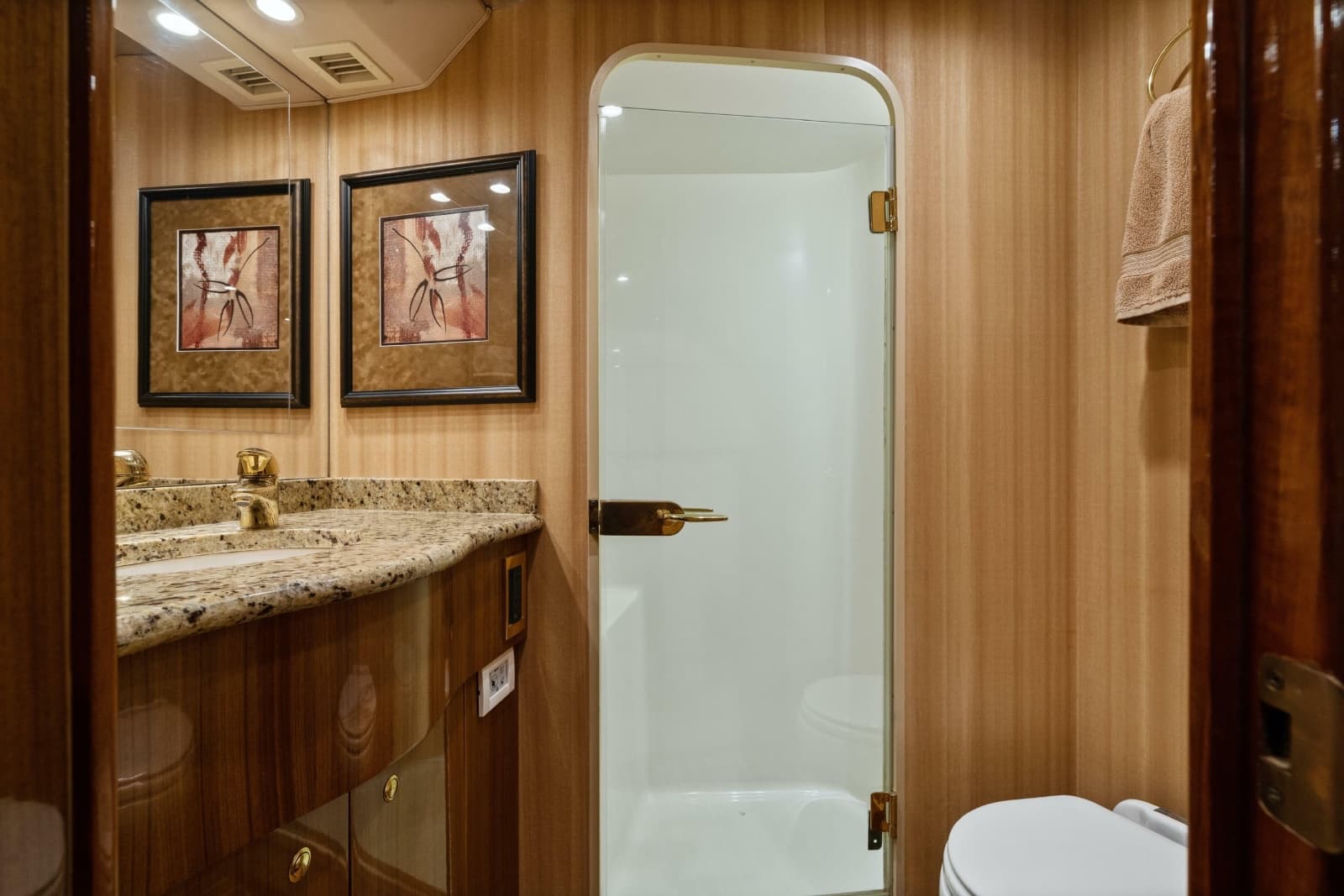 2007 Viking 56 Convertible - Photo 32