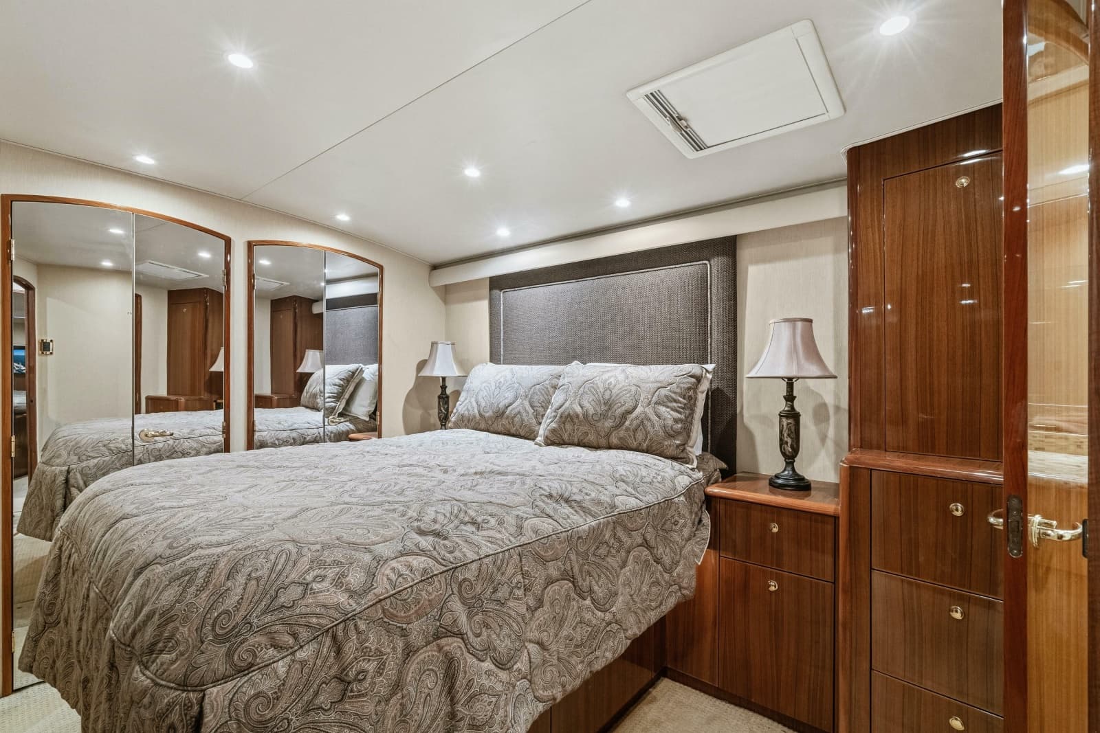 2007 Viking 56 Convertible - Photo 28