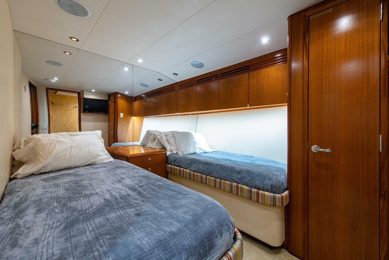 2006 Hatteras 64 Convertible - Photo 28