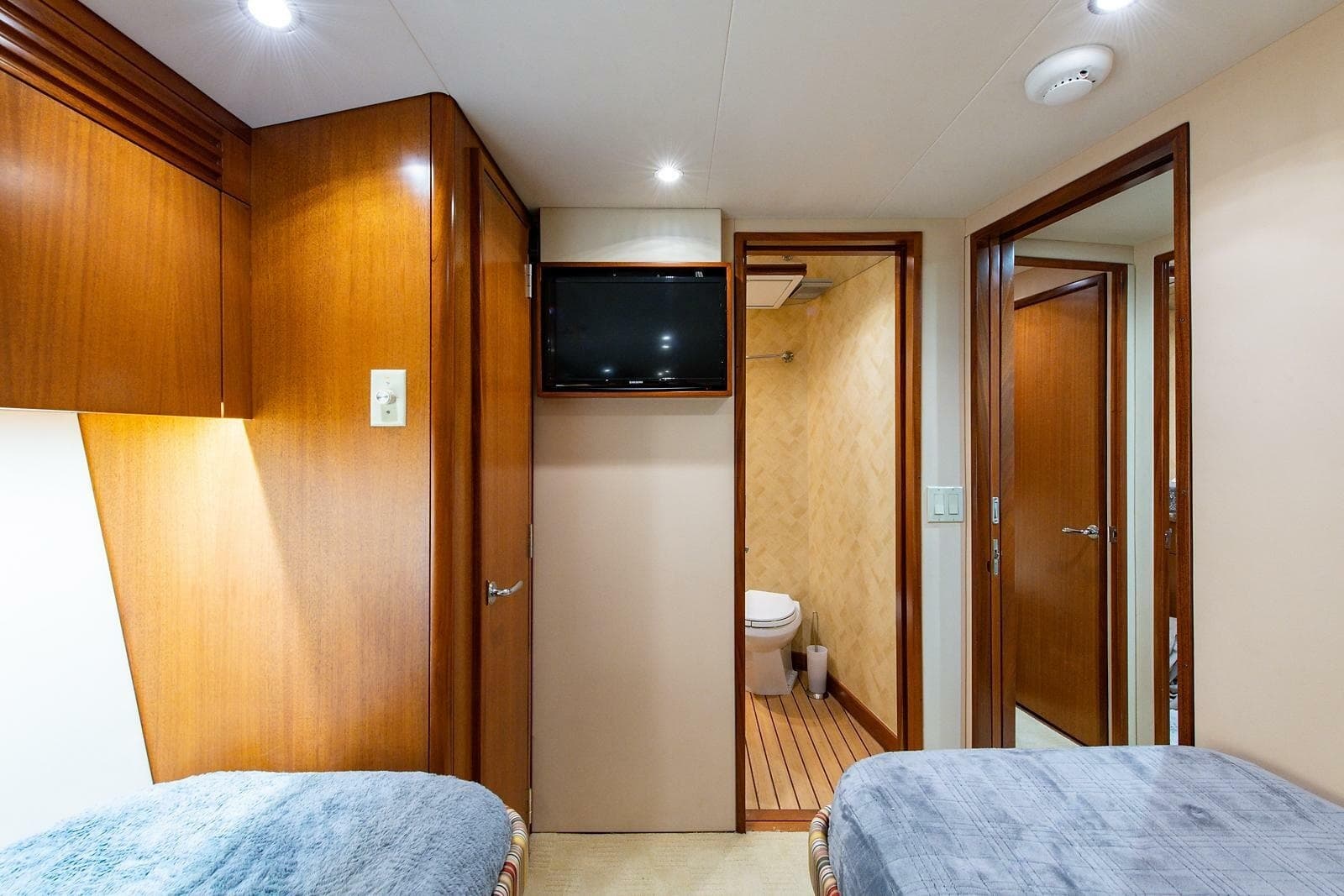 2006 Hatteras 64 Convertible - Photo 30