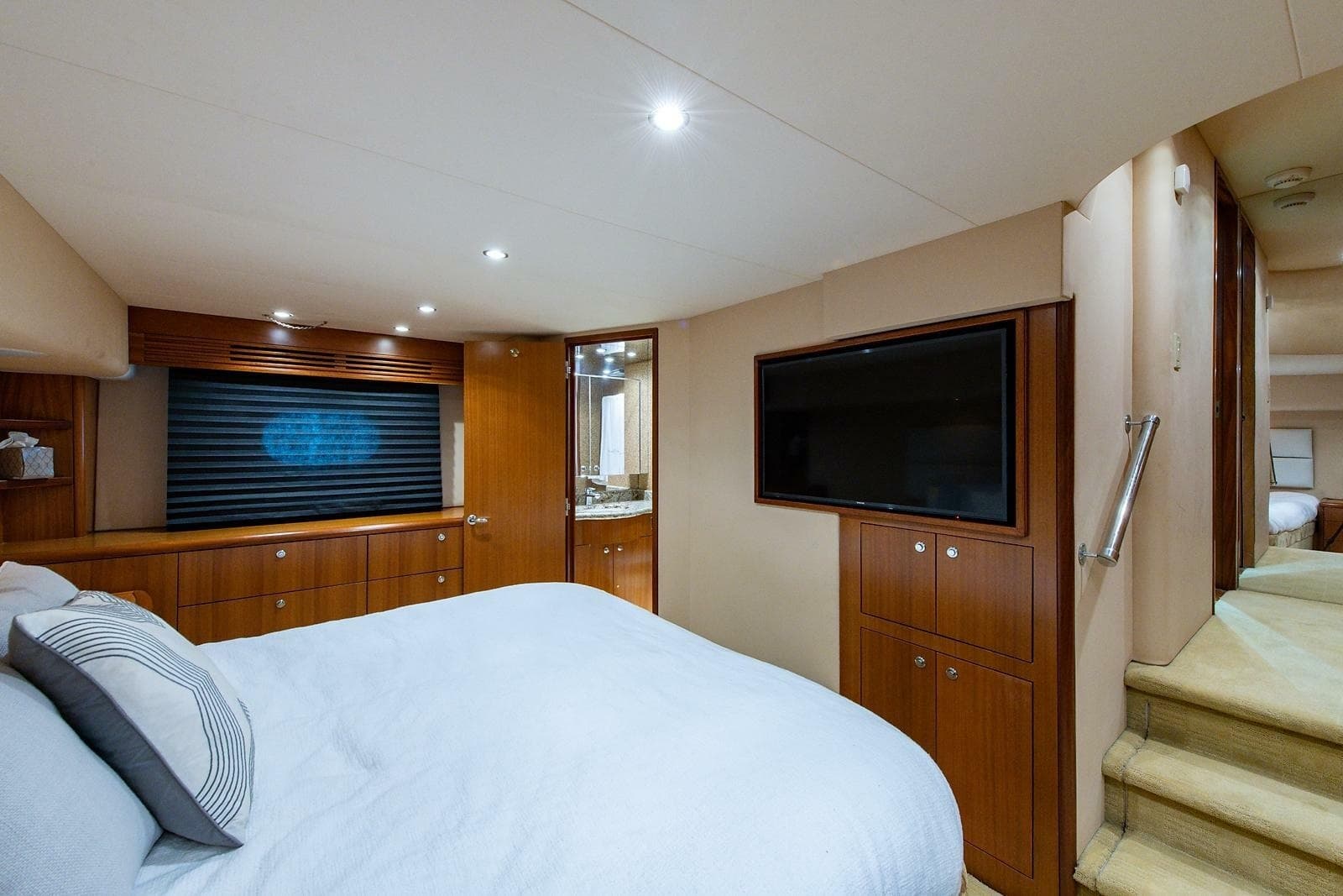 2006 Hatteras 64 Convertible - Photo 20
