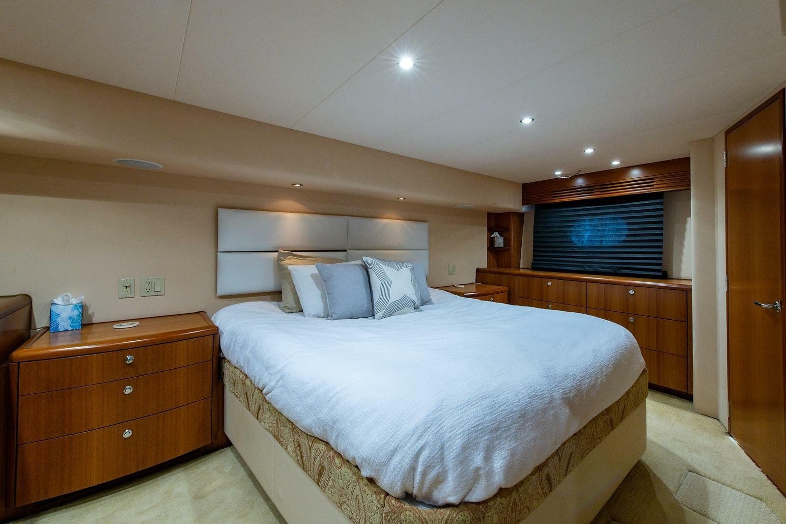 2006 Hatteras 64 Convertible - Photo 36