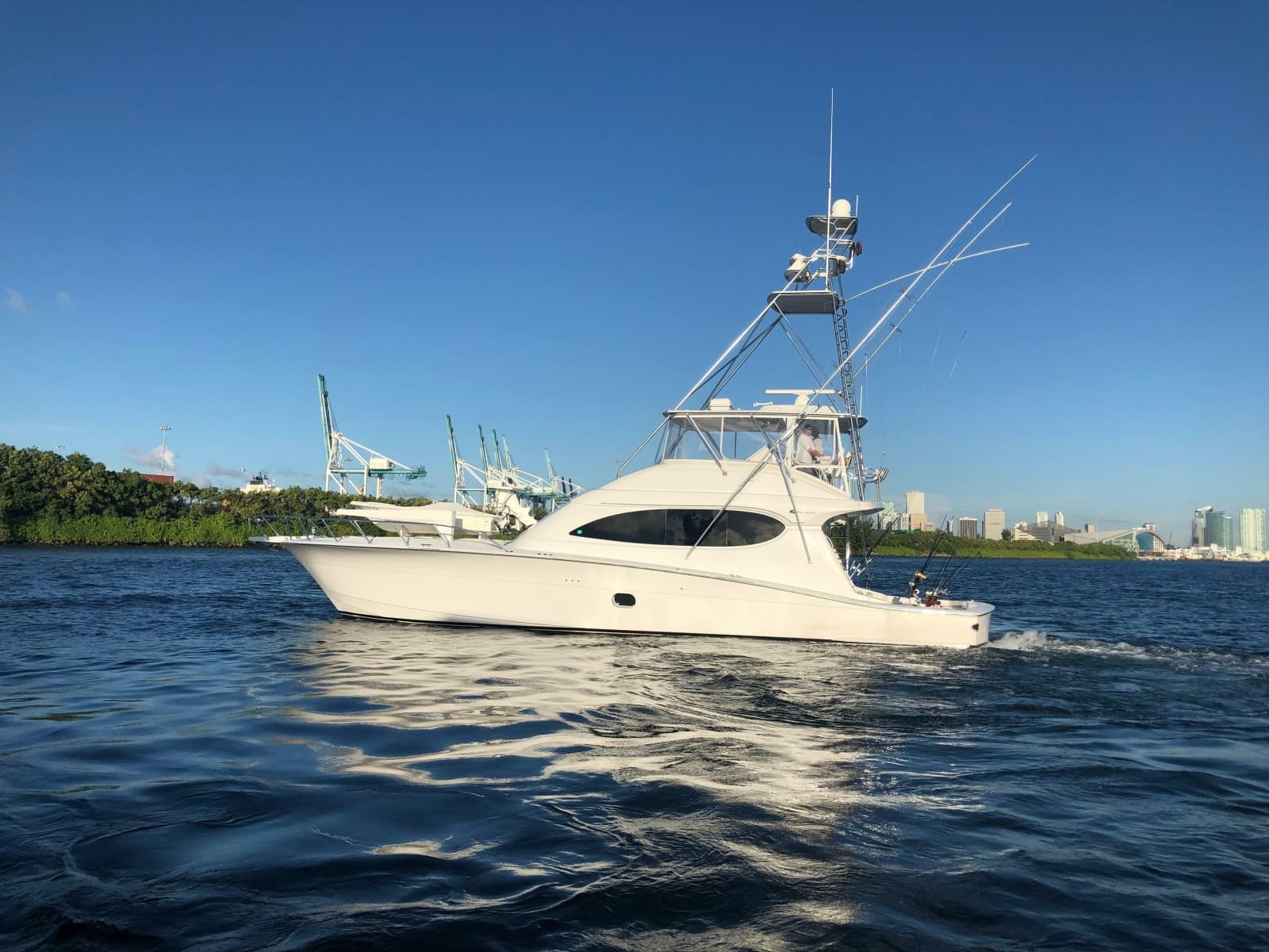 2006 Hatteras 64 Convertible - Photo 4