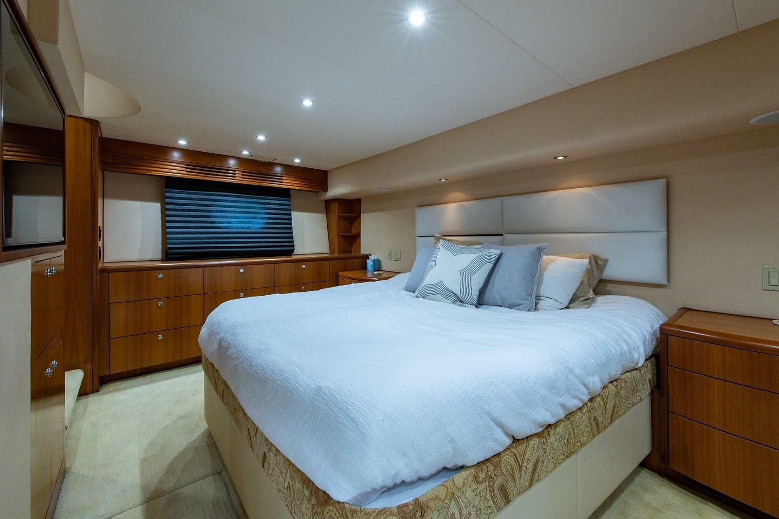 2006 Hatteras 64 Convertible - Photo 21