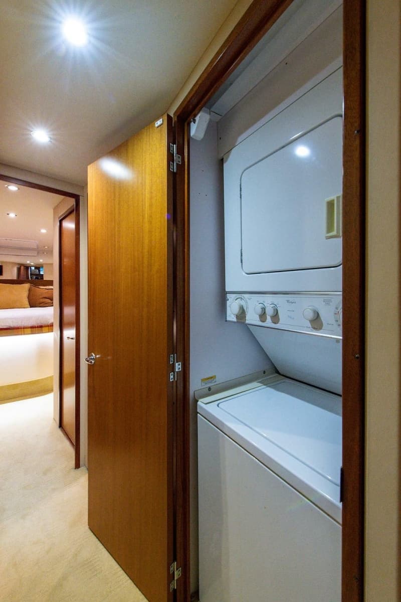 2006 Hatteras 64 Convertible - Photo 33