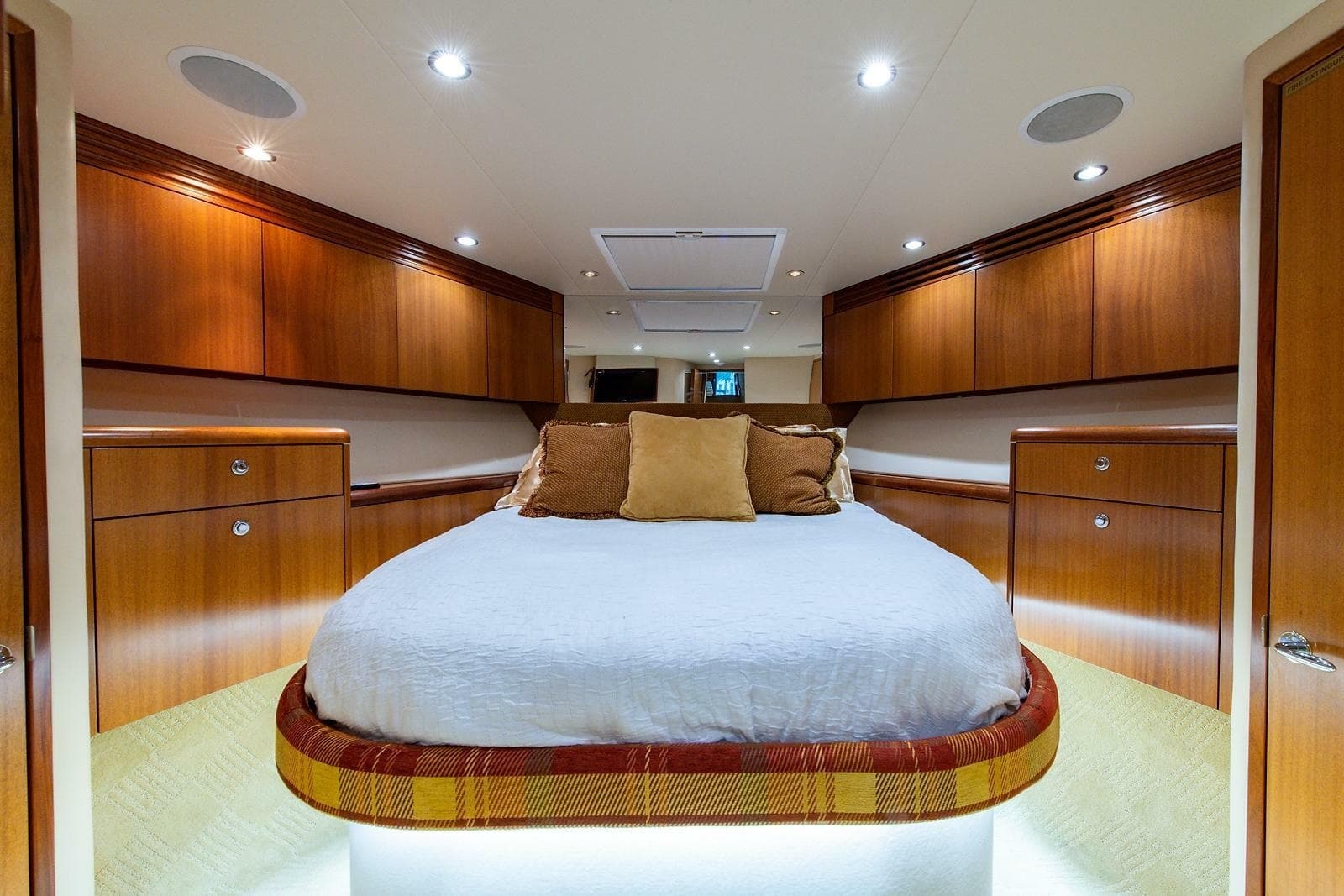 2006 Hatteras 64 Convertible - Photo 26