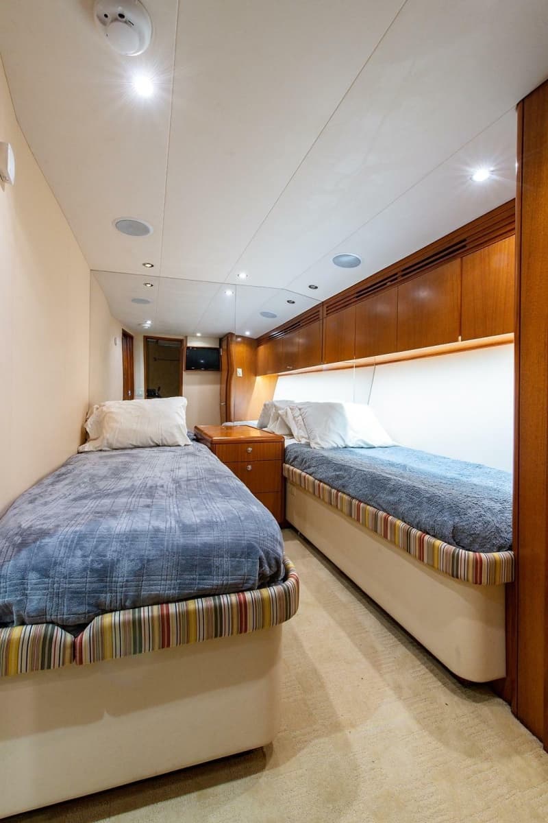 2006 Hatteras 64 Convertible - Photo 32