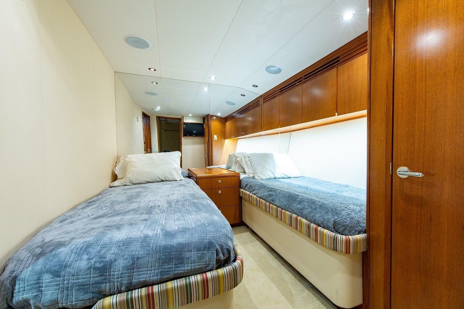 2006 Hatteras 64 Convertible - Photo 31