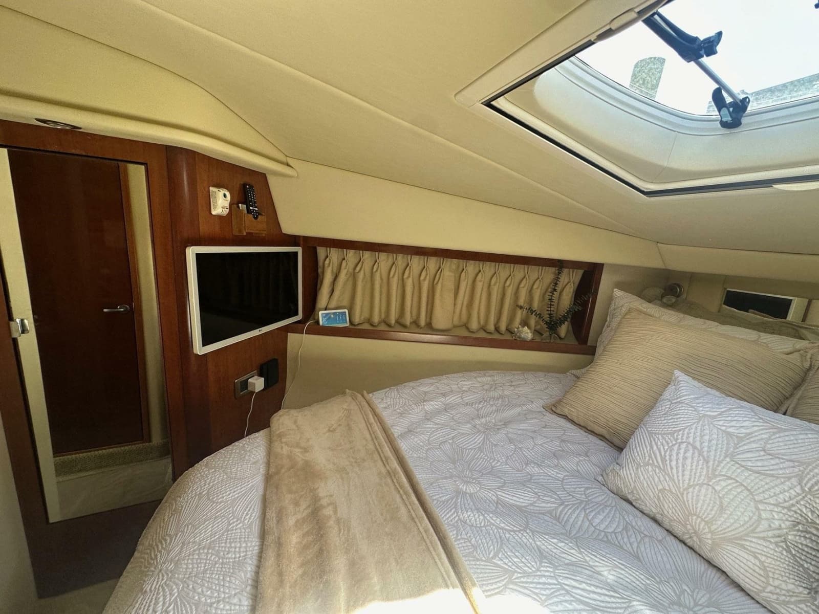 2006 Sea Ray 380 Sundancer - Photo 10
