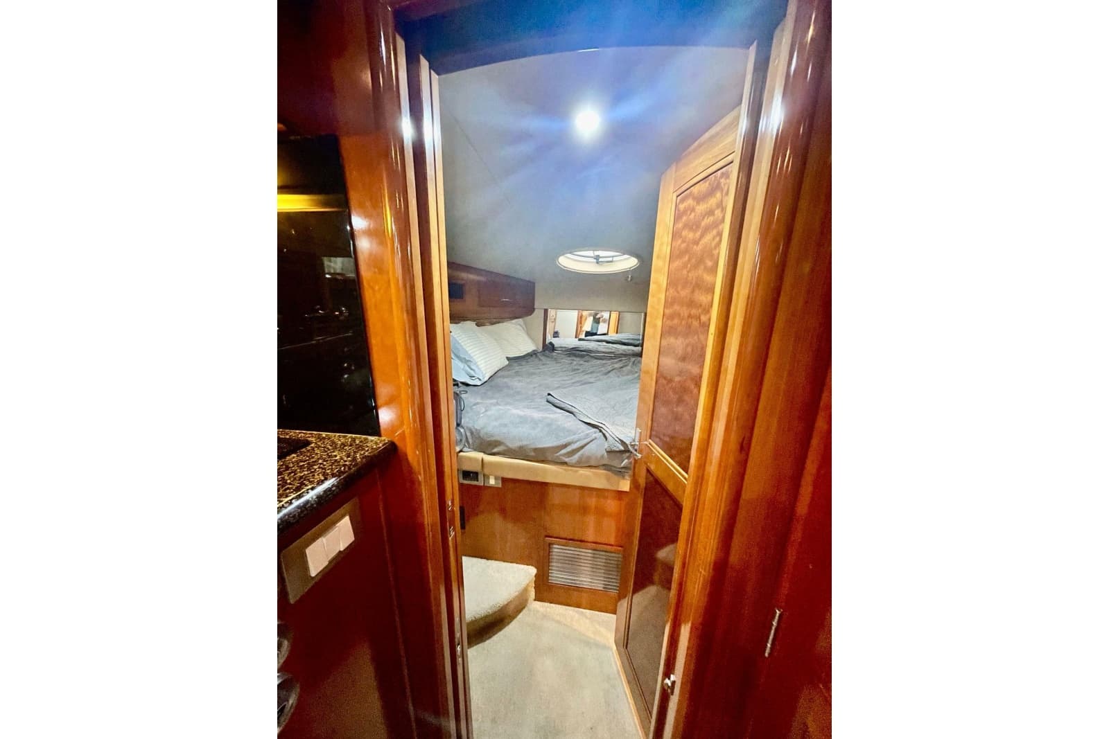 2005 Carver 444 Cockpit Motor Yacht - Photo 56