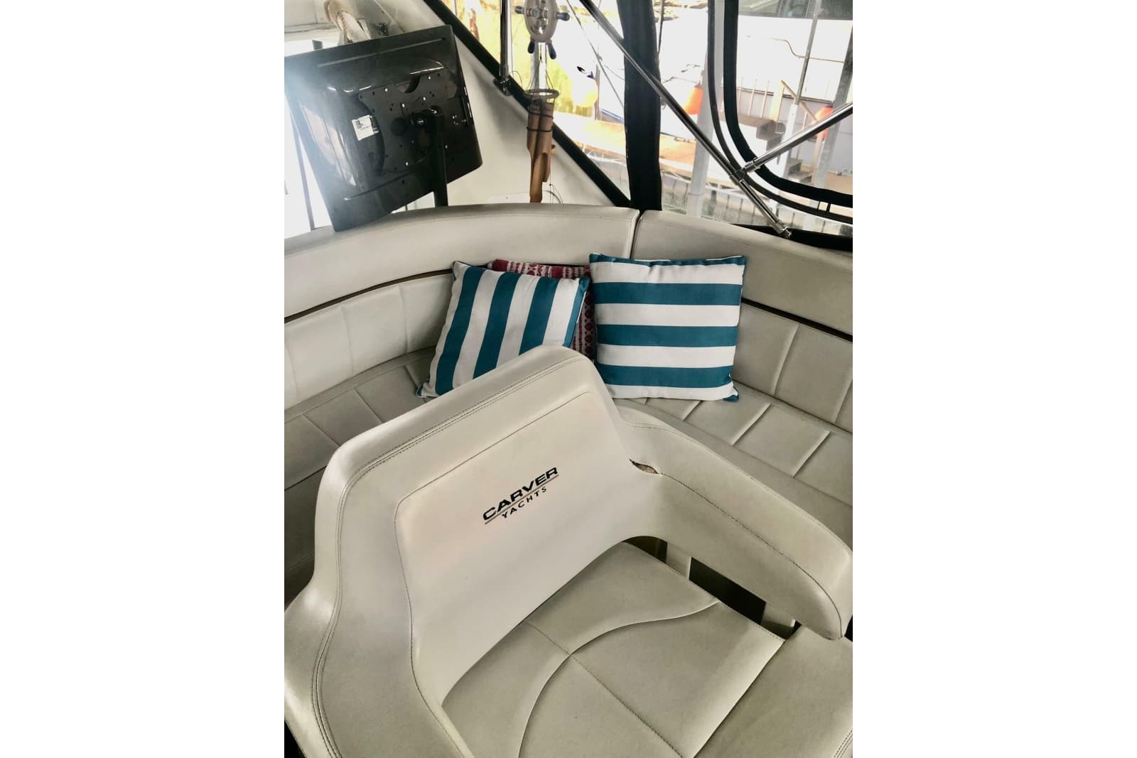 2005 Carver 444 Cockpit Motor Yacht - Photo 38