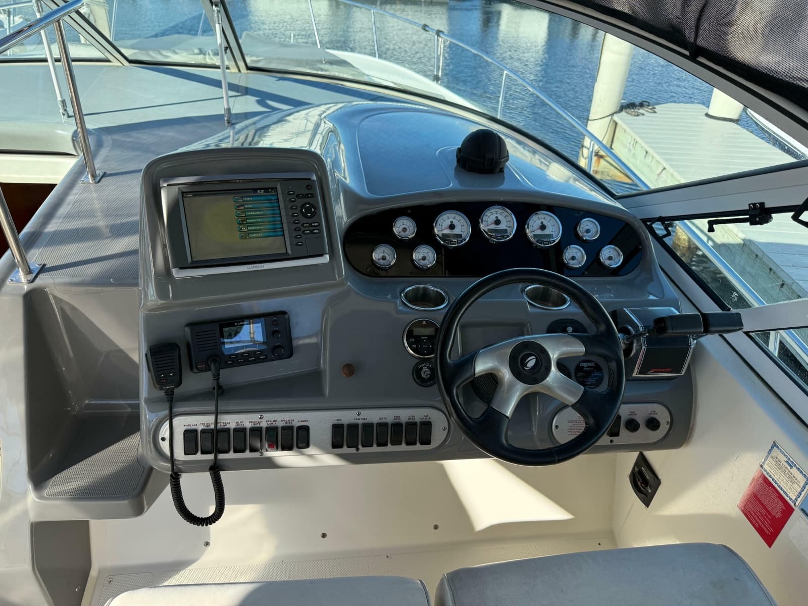 2005 Cruisers Yachts 340 Express - Photo 12