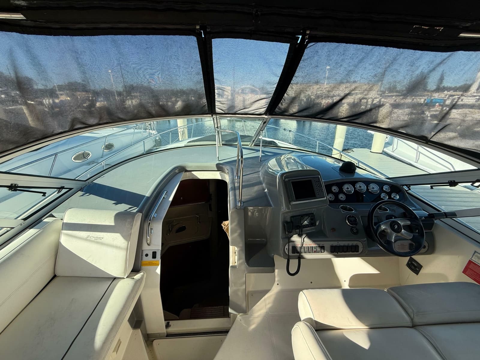 2005 Cruisers Yachts 340 Express - Photo 13