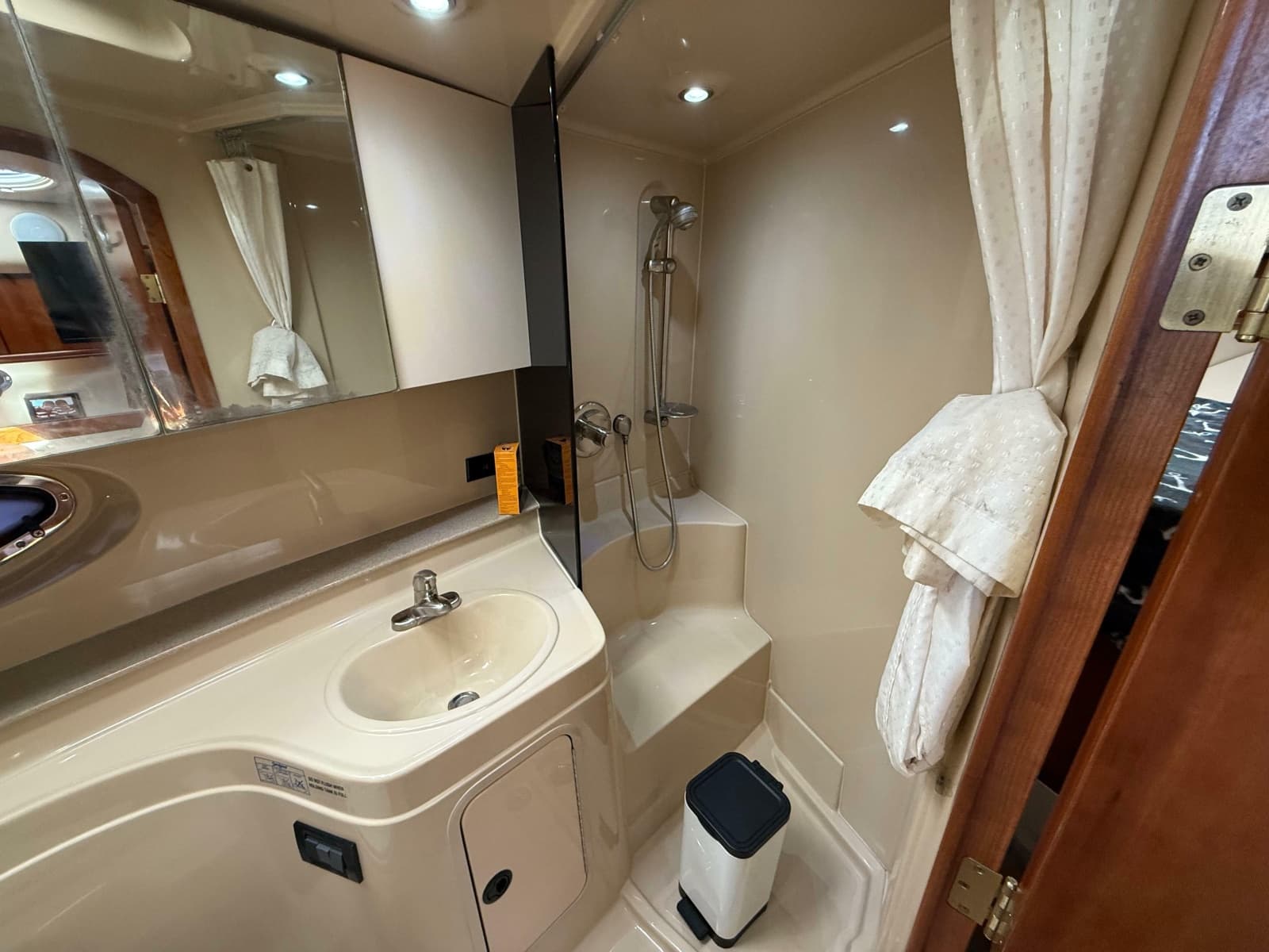 2005 Cruisers Yachts 340 Express - Photo 26