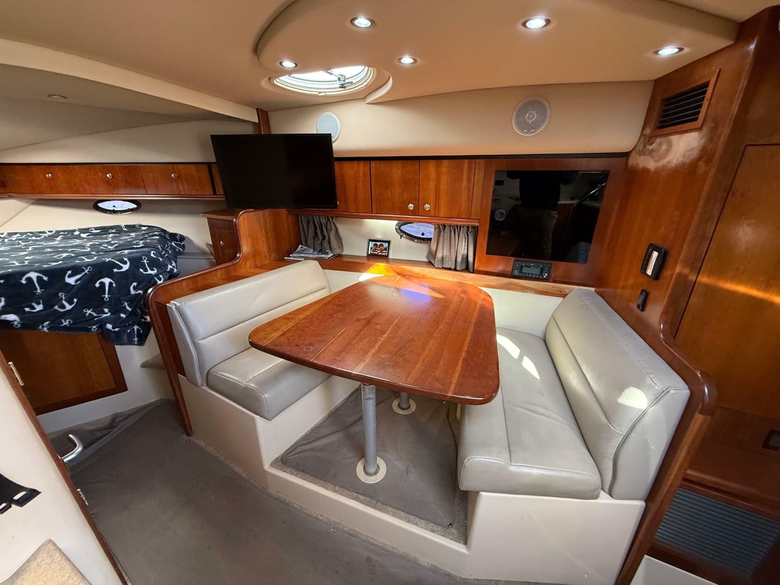 2005 Cruisers Yachts 340 Express - Photo 21