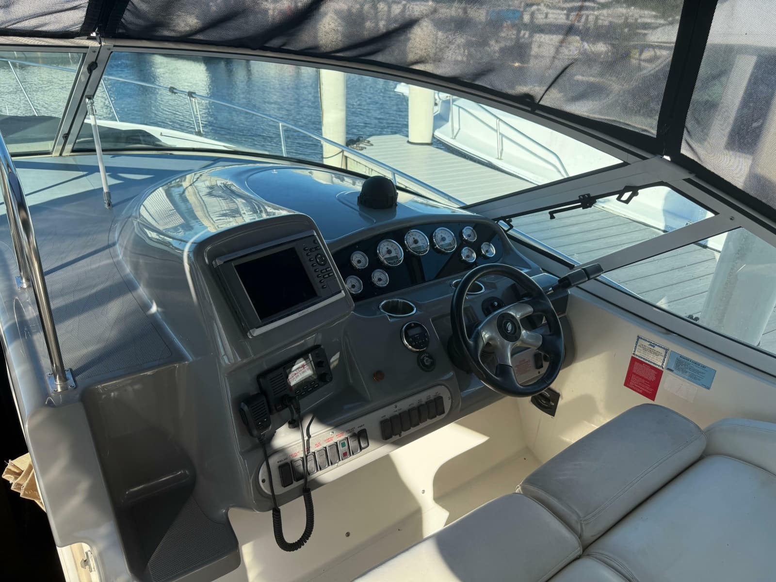 2005 Cruisers Yachts 340 Express - Photo 11