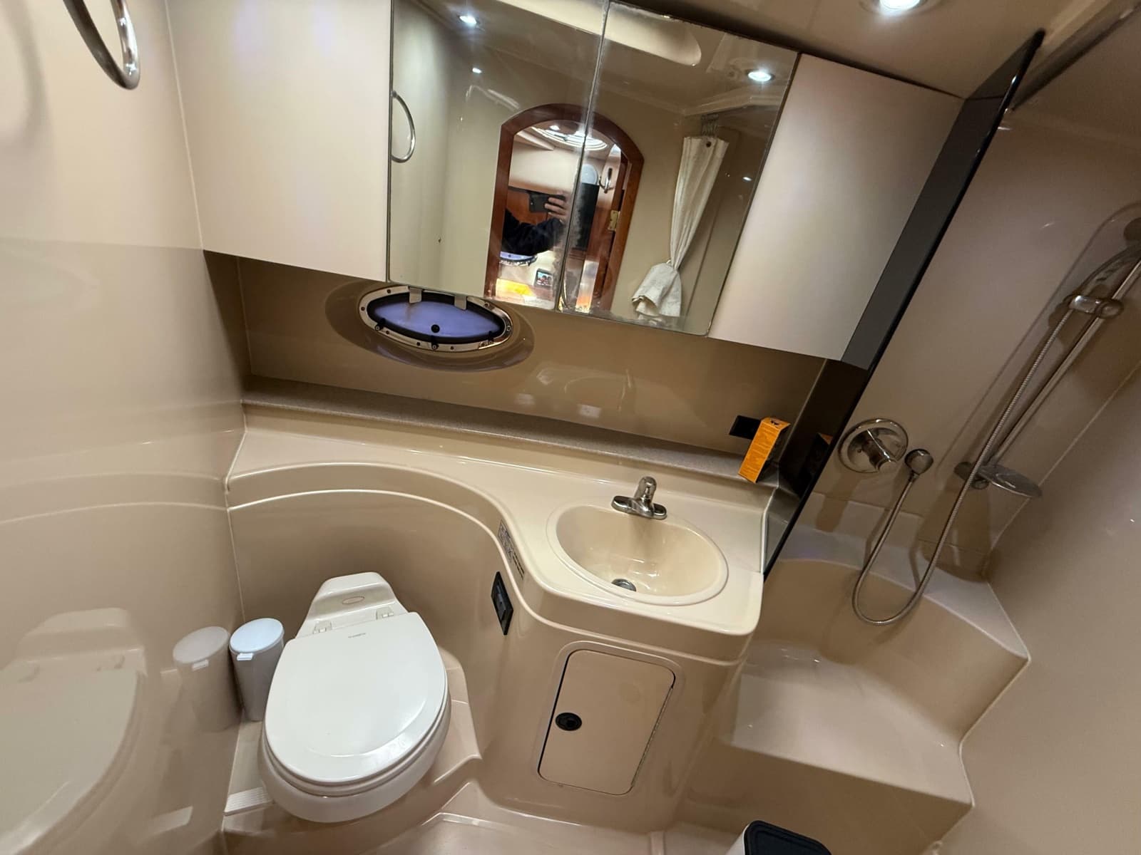 2005 Cruisers Yachts 340 Express - Photo 27