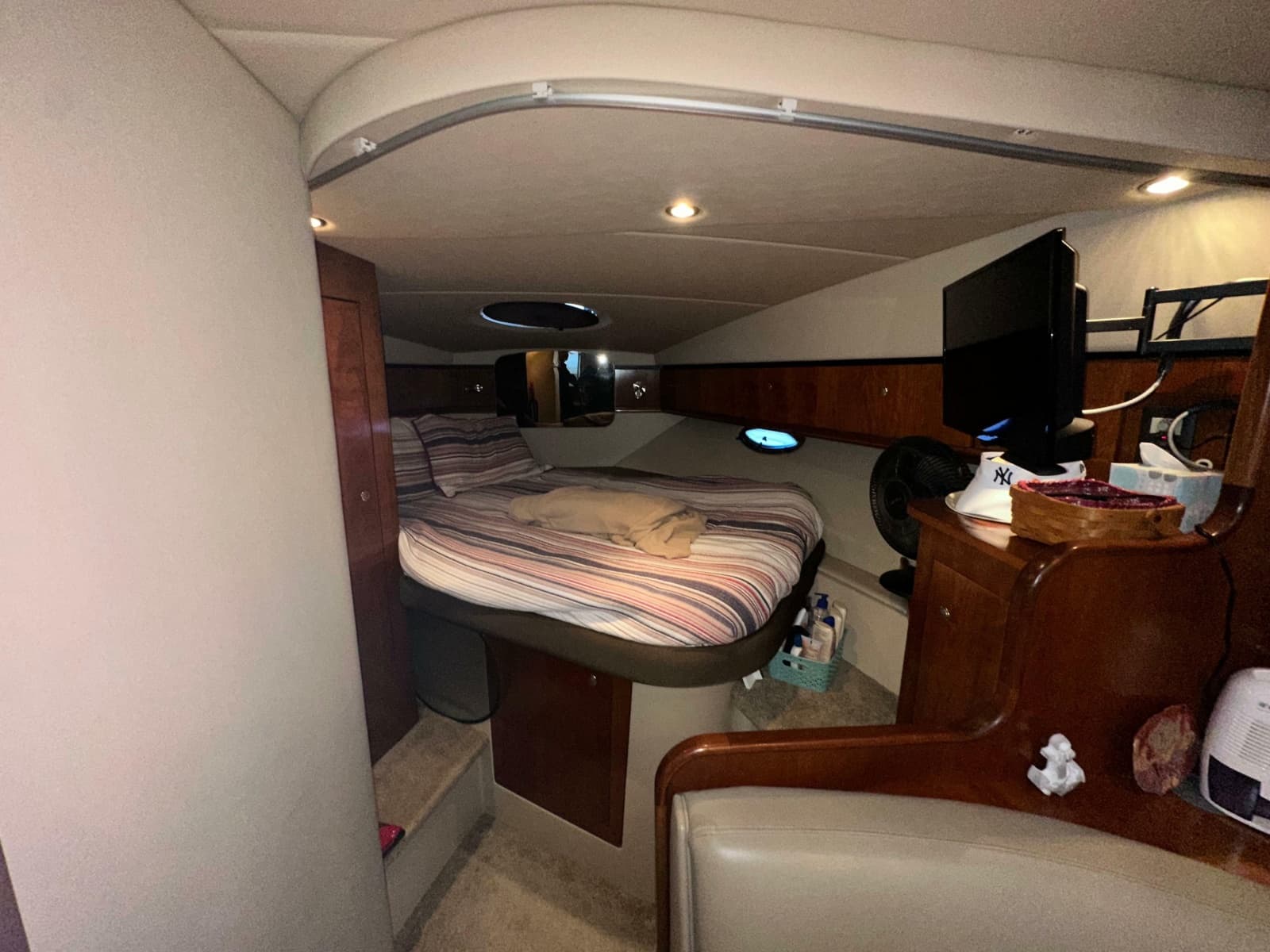 2005 Cruisers Yachts 340 Express - Photo 8